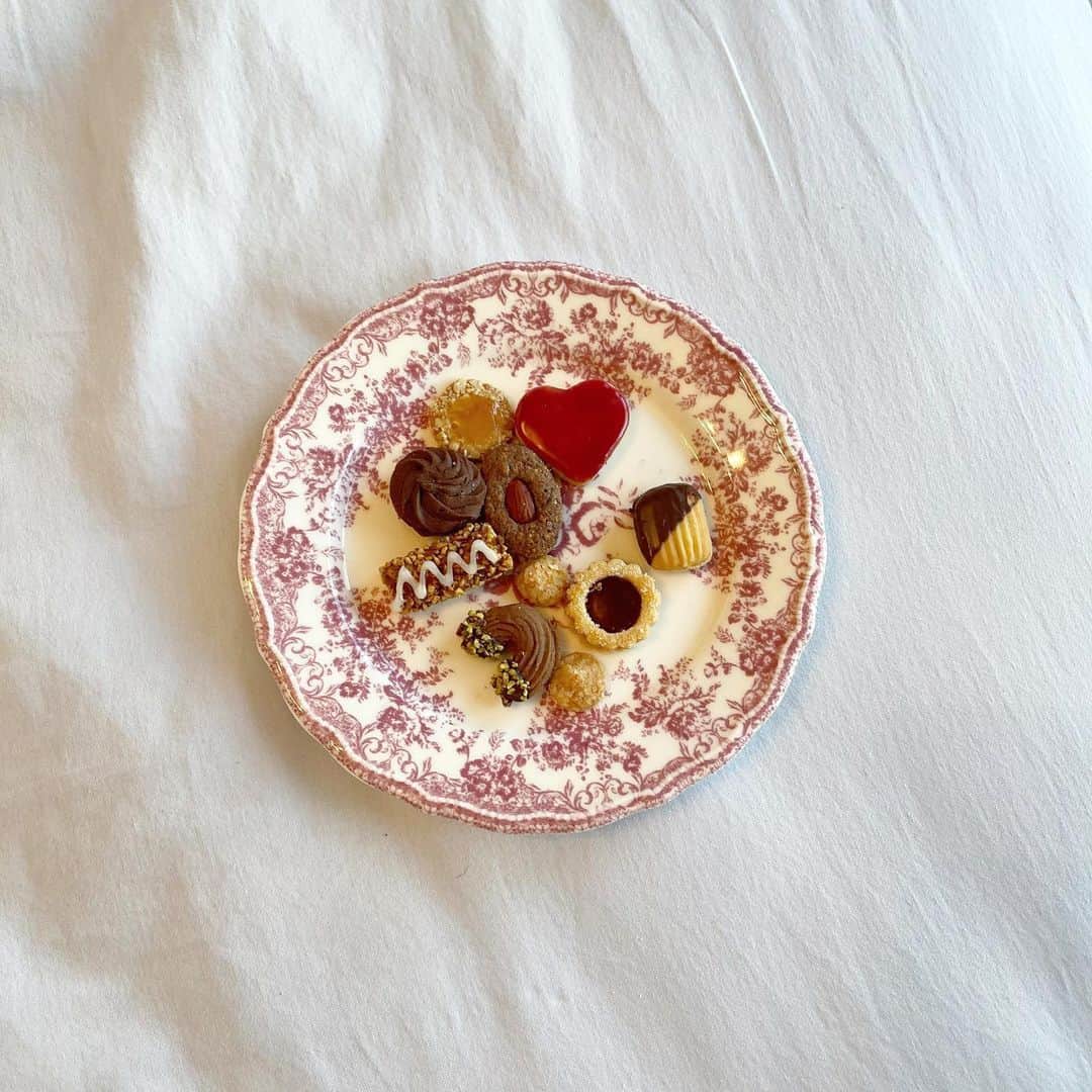 のインスタグラム：「クッキー🍪 クッキーあんま食べないからあれだけど 今までで食べたクッキーで ダントツ1番美味しかった🍪🤍 サクサク水分飛ぶ系じゃなくて ちょっとねっとり系だった 新百合ヶ丘の並んでるケーキ屋さんのクッキー  #クッキー#アイシングクッキー #おうちカフェ #おうちおやつ #おうち時間#スイーツ巡り #スイーツ好きな人と繋がりたい  #l4l #makeup#portrait#port#make#hair#model#giri #ootn #selfie #좋아요반사#팔로우미#맞팔#셀스타그램」