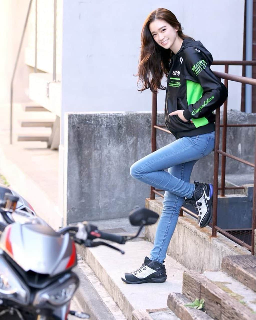 のインスタグラム：「ELF motersports   Jacket&Shoes... @elffootwear @flagship_moto  Photographer... @hiro_otsuka   #shooting #motercycle #motersport #bike #bikelife #bikephoto #bikestagram #bikegirl #bike #flagship #fashion #bikefashion #ootd #バイク #バイク好きな人と繋がりたい #バイク#エルフ #アパレル #ジャケット #エルフフットウェア #フラッグシップ」