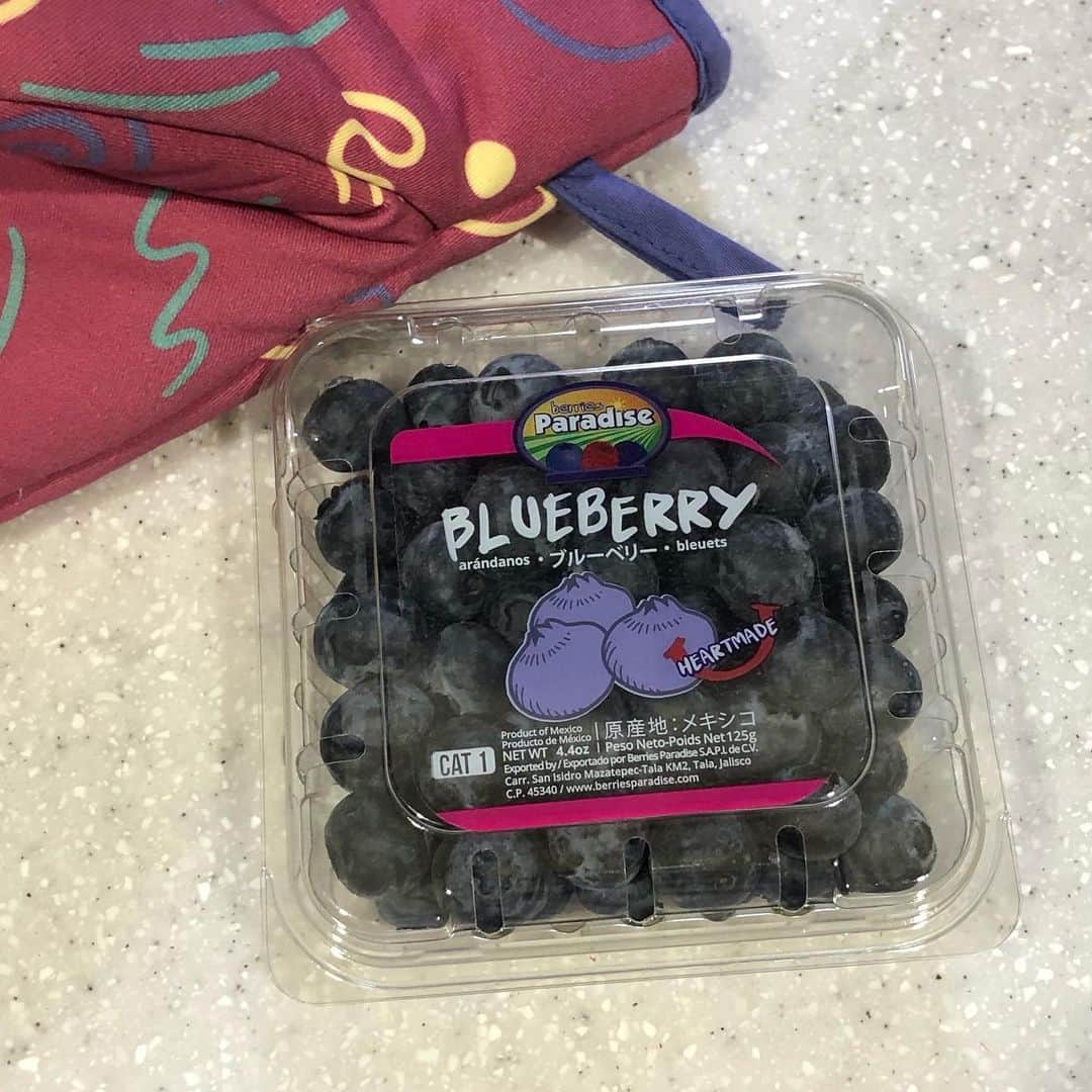 オクヒラテツコ（ぺこ）さんのインスタグラム写真 - (オクヒラテツコ（ぺこ）Instagram)「Blueberries are my son's favorite fruits lately🫐What's your favorite fruits❓」1月20日 21時26分 - pecotecooo