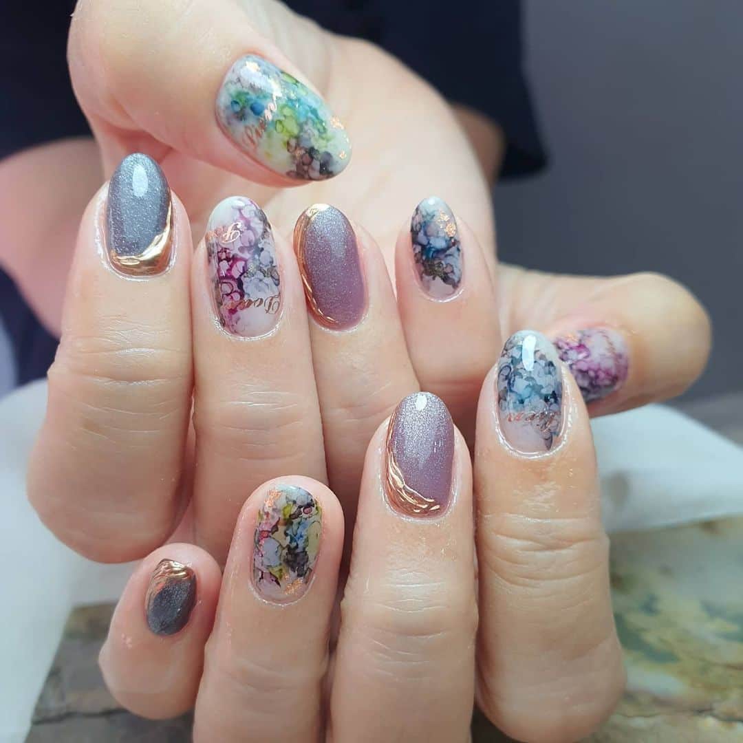 Yingさんのインスタグラム写真 - (YingInstagram)「I used PREGEL MUSE S340 and S341 for the filler nails with crystal cat eye and chrome details. PREGEL Pale Natural used as a base colour before adding abstract art with alcohol inks from @ruyiya_singapore and decorated with Kimagure Rose gold word stickers. Items can be purchased at @nailwonderlandsg 🤗 .   . 🛒 www.nailwonderland.com⁣⁣ 📍20A Penhas Road, Singapore 208184⁣⁣ (5 minutes walk from Lavender MRT)⁣⁣ .  I am currently only able to take bookings from my existing pool of customers. If I have slots available for new customers, I will post them on my IG stories. Thank you to everyone who likes my work 🙏 if you need your nails done, please consider booking other artists at @thenailartelier instead ❤  #ネイルデザイン  #ネイルアート #ネイル #ジェルネイル #nailart #네일아트 #pregel #プリジェル #nails #gelnails #sgnails」1月20日 21時26分 - nailartexpress