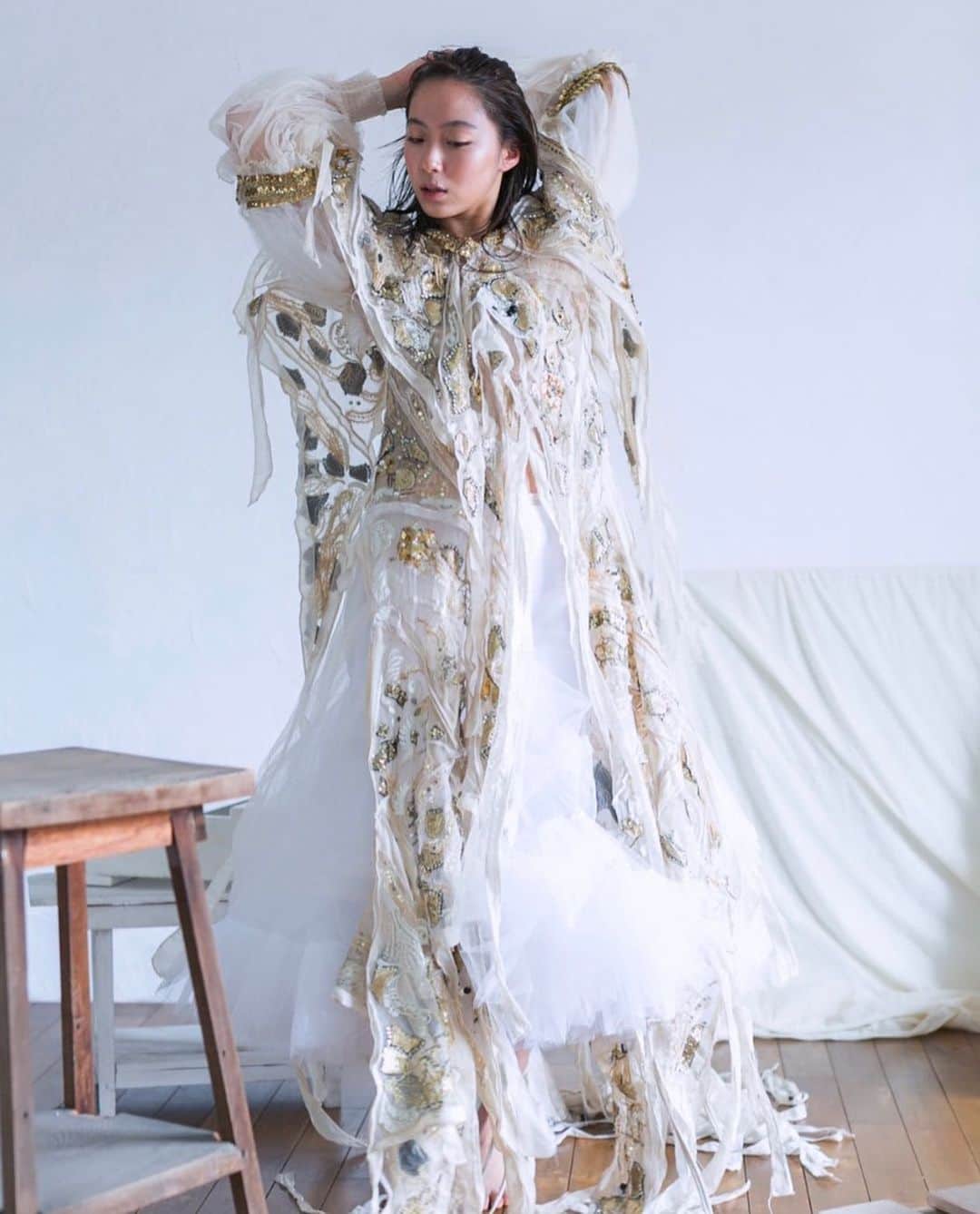 ARAKI SHIROのインスタグラム：「sometimes think about ordinary life. . . . . . #ARAKISHIRO#costume#vintagedress#portraitphotography#fashionphotography#福岡#コスチューム#衣装デザイン#ポートレート#アラキシロウ」