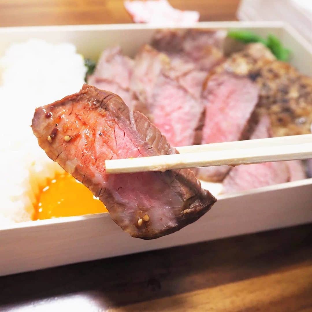 Kuboi Ayumiさんのインスタグラム写真 - (Kuboi AyumiInstagram)「お肉大好きな私。  コロナ禍でなかなか焼き肉にも行けないので、いろいろなお肉をお取り寄せしたりしておうちで楽しんでいるのですが、先日お取り寄せしたお肉のお弁当がすごすぎて、感動ものでした！  壱虎さんのお弁当をお取り寄せ。 上質なお肉をたっぷり堪能できるお弁当が揃っていました。  私が今回お取り寄せしたのは、国産牛サーロイン＆和牛中落ちカルビ弁当と秘伝タレみすじ弁当。  まず驚いたのは、どちらのお弁当にも野菜のBOXがついていたこと。 ちょっと添えましたというものではなく、たっぷりの量で新鮮でおいしいお野菜ばかり。 見た目も鮮やかで栄養バランスも考えてくれているのだとうれしくなっちゃいました。  ■秘伝タレみすじ弁当  赤身の脂身が少ないみすじが150gとたっぷりと。 シンプルにおいしいみすじを楽しめるお弁当かと思いきや、サプライズが！  なんと、ごはんの下に牛肉100%の粗挽きハンバーグが隠されていたんです。 秘伝のタレとの相性抜群ですし、みすじにハンバーグとボリュームたっぷりなので、お得すぎるお弁当でした。  ■国産牛サーロイン＆和牛中落ちカルビ弁当  国産牛サーロイン120gと和牛中落ちカルビ80gとトリュフハンバーグ80gの組み合わせ。 もう、贅沢すぎる！！！！！  タレだけでなく、卵黄などもついているので、途中で好みに合わせて味変をしながら最後までおいしく楽しめるお弁当。 豪華で見た目もよいので、普段のおうちごはんだけでなく、記念日などにピッタリなお弁当でした。  これは絶対にリピートしたい！！！  #おうちごはん #おうちカフェ #おうち時間 #おうちじかん #にくすたぐらむ #お弁当  #ロケ弁 #壱虎 #sponsored #castme #デリバリー #宅配 #お取り寄せ #お取り寄せグルメ #肉好きな人と繋がりたい#焼肉好きな人と繋がりたい#グルメ好きな人と繋がりたい#東京グルメ」1月20日 21時27分 - himekagami