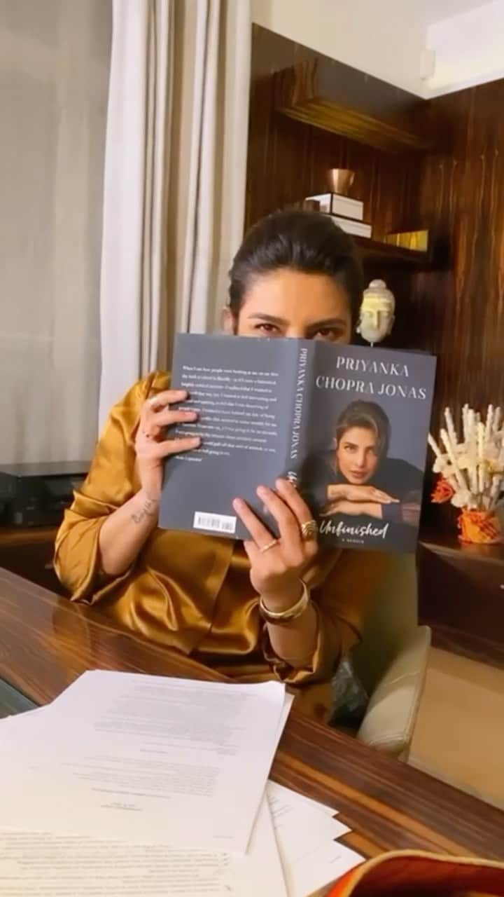 プリヤンカー・チョープラーのインスタグラム：「Seeing my book for the first time.  Can I be terrified and excited together? 🤯😍😭😃 #Unfinished . . . @prhaudio  @penguinindia  @randomhouse  @michaeljbooks  @penguinukbooks  @penguinrandomhouse」