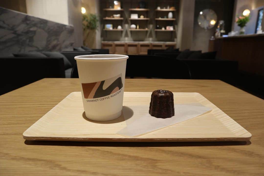 石井輝明さんのインスタグラム写真 - (石井輝明Instagram)「大阪、四ツ橋。 明日は久しぶりのお休み。 仕事があるのがありがたいです。  #cue #granknotcoffeeroasters #cafe #coffee #カフェ #喫茶店 #大阪カフェ #堀江カフェ #四ツ橋カフェ #西大橋カフェ #カフェ芸人 #ここのカフェの店員さんが #以前別のカフェで働いてて #その時に僕がそのお店に行っていたみたいで #それを覚えてて声をかけてくださった #帰り際に投稿楽しみにしてますねって言ってくれたけど #明日は久しぶりのお休みとか #仕事があるのがありがたいとか #そんなことしか書いてないから #はへ？ってなってるかな #いつもそんな感じなんで #そこんとこすいません #ブログはもう少しマシなんで #また投稿した時はよろしくお願いします #失礼します」1月20日 21時31分 - comandanteishii