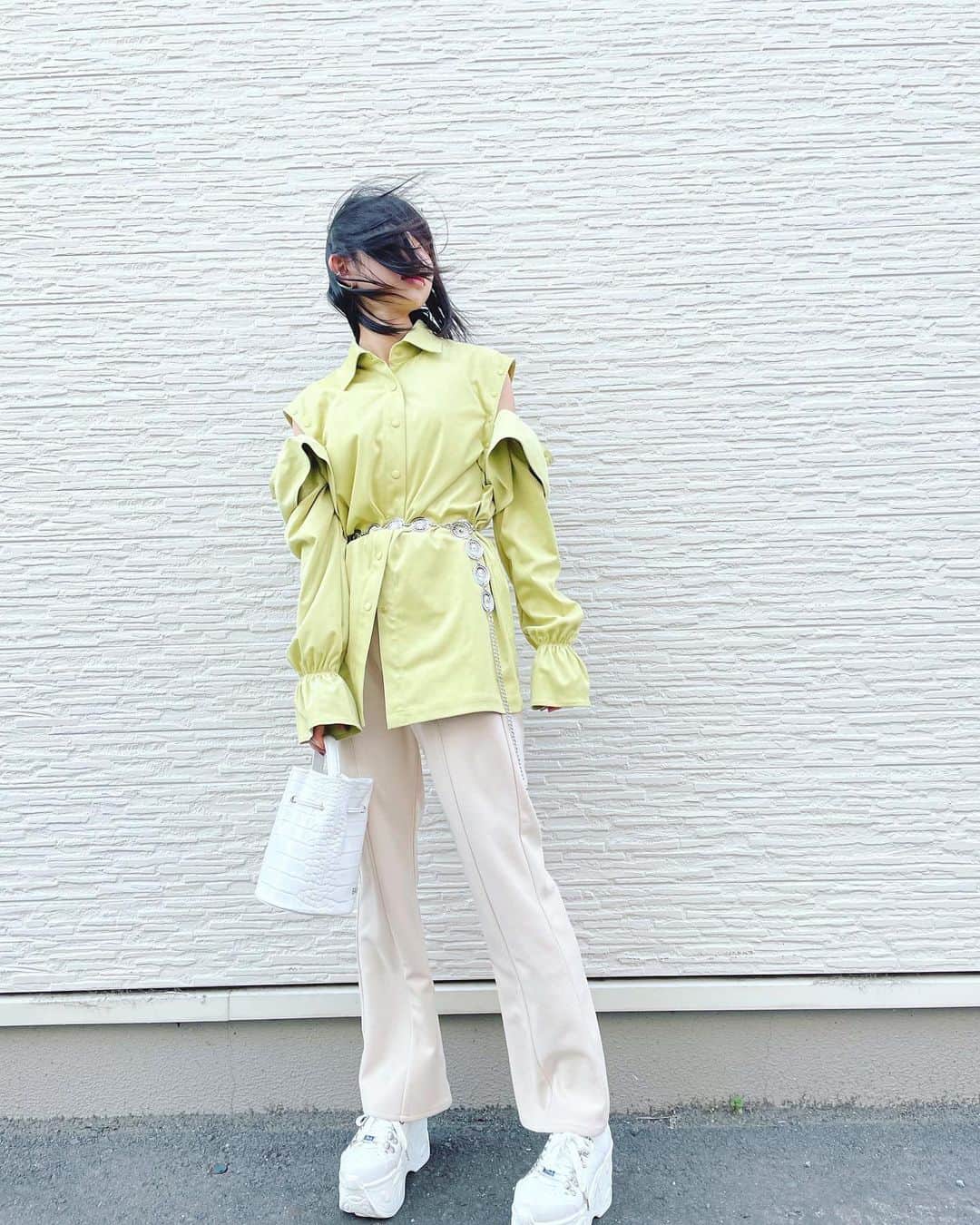 辻野かなみのインスタグラム：「❤︎﻿ ﻿ 👗#かなみしふく﻿  ﻿ ﻿ #honeymihoney のシャツ 袖はボタン式になっていて… オフショルにもなるし、閉じる事もできるんです😄💚 ﻿  パンツ　#kastane  ﻿ ﻿ シューズ　#yosuke  かなりの厚底✨だけど、安定感抜群👏  ﻿  #風強し #ボサボサ #fashionblogger #fashionista #fashion ﻿ #とき宣　#超ときめき宣伝部　#辻野かなみ﻿ #instagood #instalike #followme」