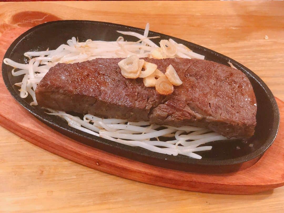 平田薫さんのインスタグラム写真 - (平田薫Instagram)「かおる食堂、というより居酒屋かおる 夫はステーキが食べたいというので、仕事終わりに一緒に肉を買いに。 肉の焼き方にこだわり、いろいろな焼き方にチャレンジしている夫。今回は低温でゆっくり、だそう。  焼くのも肉を休ませるのも時間がかかるので、私はステーキとの食べ合わせも考えず家にある食材でつまみを作りながらステーキ待ち。 カイノミステーキ300gで〆！  ステーキ美味しかった！  #かおる食堂#居酒屋かおる #カイノミステーキ」1月20日 21時32分 - hiratakaoru1215