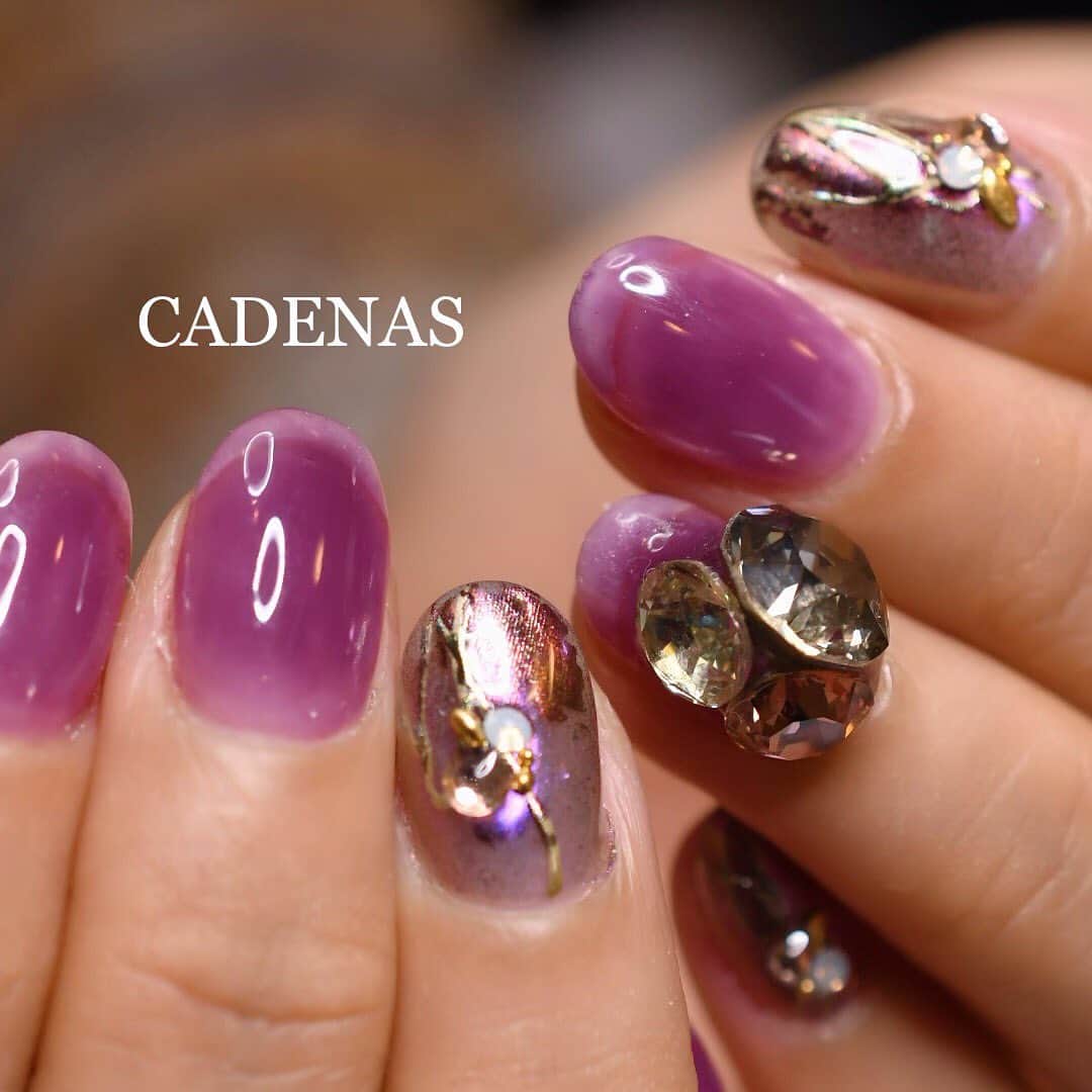 Yuka Maeda ::manicurelistのインスタグラム：「. . Salon data▼ ＝＝＝＝＝＝＝＝＝＝＝＝＝＝＝＝＝＝＝＝ . CADENAS -nail eyelash salon- ●Nail artist  @yuka.maeda  @yuki_cadenas ●eyelash　@cadenaseyelash  ゲストに愛と感動を…♡ . 【 LINE ＠cadenas 】 ご予約/お問い合わせはLINEよりお気軽に🤲 ▶︎▶︎#cadenasnail デザインアップしてます♡  price…★⭐︎Instagram特別キャンペーン中⭐︎★ . 「インスタ見たよ👀」と LINEからご予約で特別プライス7500円！！ . ※ご新規様限定 ※キャラクターや特殊なエレメント等のみ 別途料金いただく場合ございます🙇🏻‍♀️ . . price…初回8000円（オフ込み） access…大阪市北区堂山町16-1  中崎町駅  徒歩5分 /  梅田駅  徒歩6分 . tel… 06-4792-8617 ＝＝＝＝＝＝＝＝＝＝＝＝＝＝＝＝＝＝＝＝ . . .  #中崎町ネイルサロン #梅田ネイルサロン #大阪ネイルサロン #関西ネイルサロン #インスタネイル #instanails #instanail #トレンドネイル #ネイルサンプル #シアーグラデーション  #ネイルブック #チェックネイル #ネイルチェンジ #今月のネイル #にゅーねいる #冬ネイル #紫ネイル  #ネイル大好き #パープルネイル #ネイル部 #女子力向上委員会 #女子力 #女子力ネイル #アートネイル #purplenails  #ニューネイル  #ナノソル #ナノソルcc  #ナノソル販売店大阪」