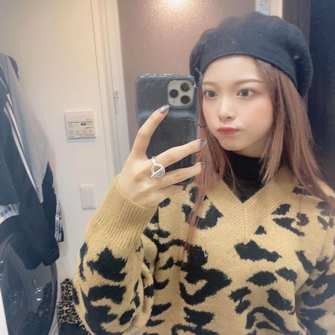 仲本莉絵瑠のインスタグラム：「ベレー帽被り方とは 左の二重おかしいそして携帯ケースわろた」
