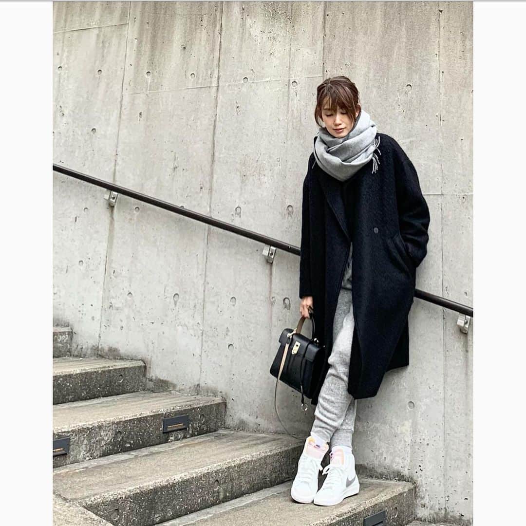 のインスタグラム：「* * 先日のお洋服 * きちんと目のバッグで どカジュアル回避⁉️ * 風で髪が…😅 * #stateofmind #johnstons  #uniqlo #cafune #nike #アメブロ更新しました #STORYブログ更新しました」