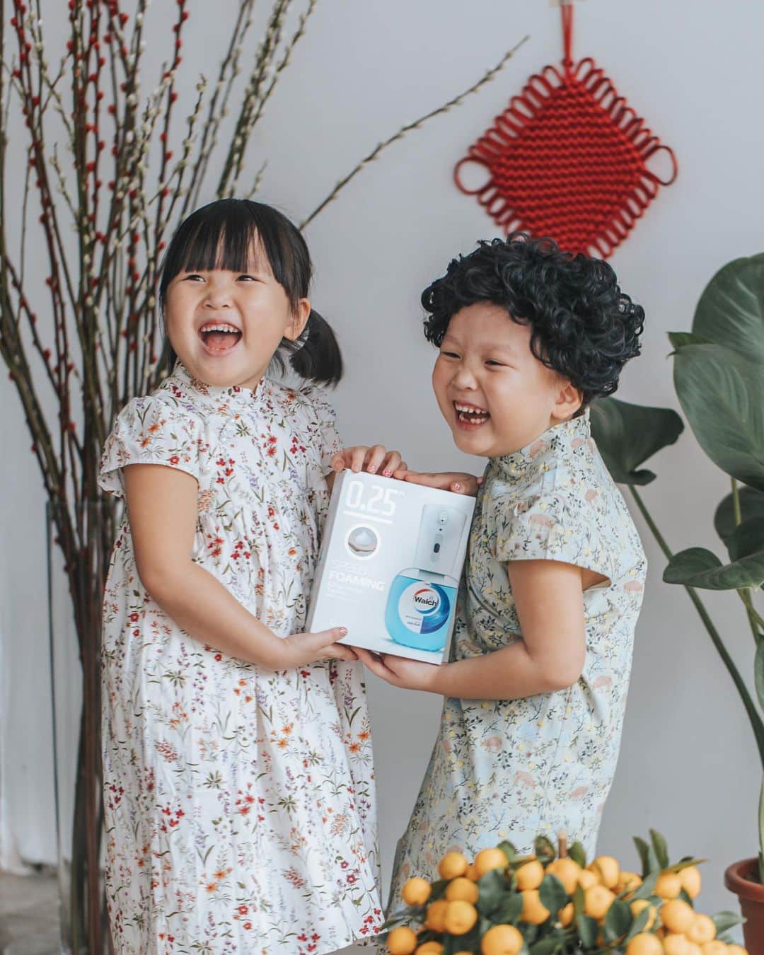 MOMOツインズのインスタグラム：「Gift Health, Gift Wealth!   This Lunar New Year, give your loved ones a @walch_singapore Speed Foaming Automatic Hand Wash that comes in handy for everyone! 100% contactless, it dispenses gentle foamy soap in a speedy 0.25s that kills 99.9% of germs.   Perfect for this season of festive visiting.  #GiftHealthGiftWealth #WalchSingapore」