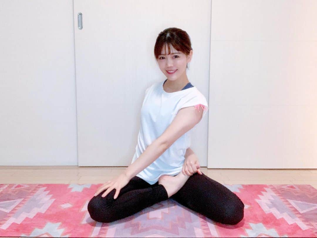上坂由莉のインスタグラム：「﻿ ナイトルーティン🌙🧘‍♀️﻿ 今日も１日頑張った心と身体を優しく労わるように🕊﻿ " ありがとう " の感謝の気持ちや言葉を﻿ 自分にきちんと伝えてあげる👩❤️﻿ ﻿ ﻿ 心身をリセットさせてあげると﻿ 睡眠の質もグンと上がりますよ🥰﻿ ﻿ ﻿ 今日もレッスンありがとうございました😊🌙🧘‍♀️﻿ ﻿ ﻿ #ヨガ #ヨガインストラクター #ヨガ講師 #ヨガウェア ﻿ #バラドヴァージャアーサナ #ナイトルーティン﻿ #bharadvajasana #yoga #yogainstructor #京都ヨガ」