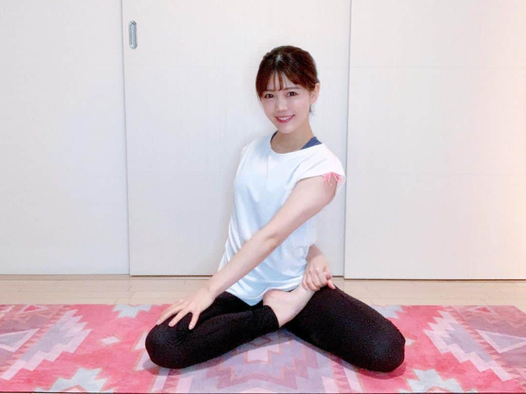 上坂由莉さんのインスタグラム写真 - (上坂由莉Instagram)「﻿ ナイトルーティン🌙🧘‍♀️﻿ 今日も１日頑張った心と身体を優しく労わるように🕊﻿ " ありがとう " の感謝の気持ちや言葉を﻿ 自分にきちんと伝えてあげる👩❤️﻿ ﻿ ﻿ 心身をリセットさせてあげると﻿ 睡眠の質もグンと上がりますよ🥰﻿ ﻿ ﻿ 今日もレッスンありがとうございました😊🌙🧘‍♀️﻿ ﻿ ﻿ #ヨガ #ヨガインストラクター #ヨガ講師 #ヨガウェア ﻿ #バラドヴァージャアーサナ #ナイトルーティン﻿ #bharadvajasana #yoga #yogainstructor #京都ヨガ」1月20日 21時40分 - yuri_yoga.727