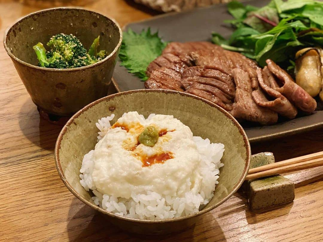 高山直子さんのインスタグラム写真 - (高山直子Instagram)「牛タン定食😋 立派な山芋があったのでとろろご飯にしたくて✨ ●牛タンとトモサンカク ●牡蠣のガーリックソテー ●長ネギの卵スープ ●ブロッコリーの胡麻和え ●土鍋ごはん ごちそうさまでした🙏🏻✨  #なおコロ食堂 #とろろご飯#牛タン #うつわ#うつわ好き」1月20日 21時41分 - nao_70koro