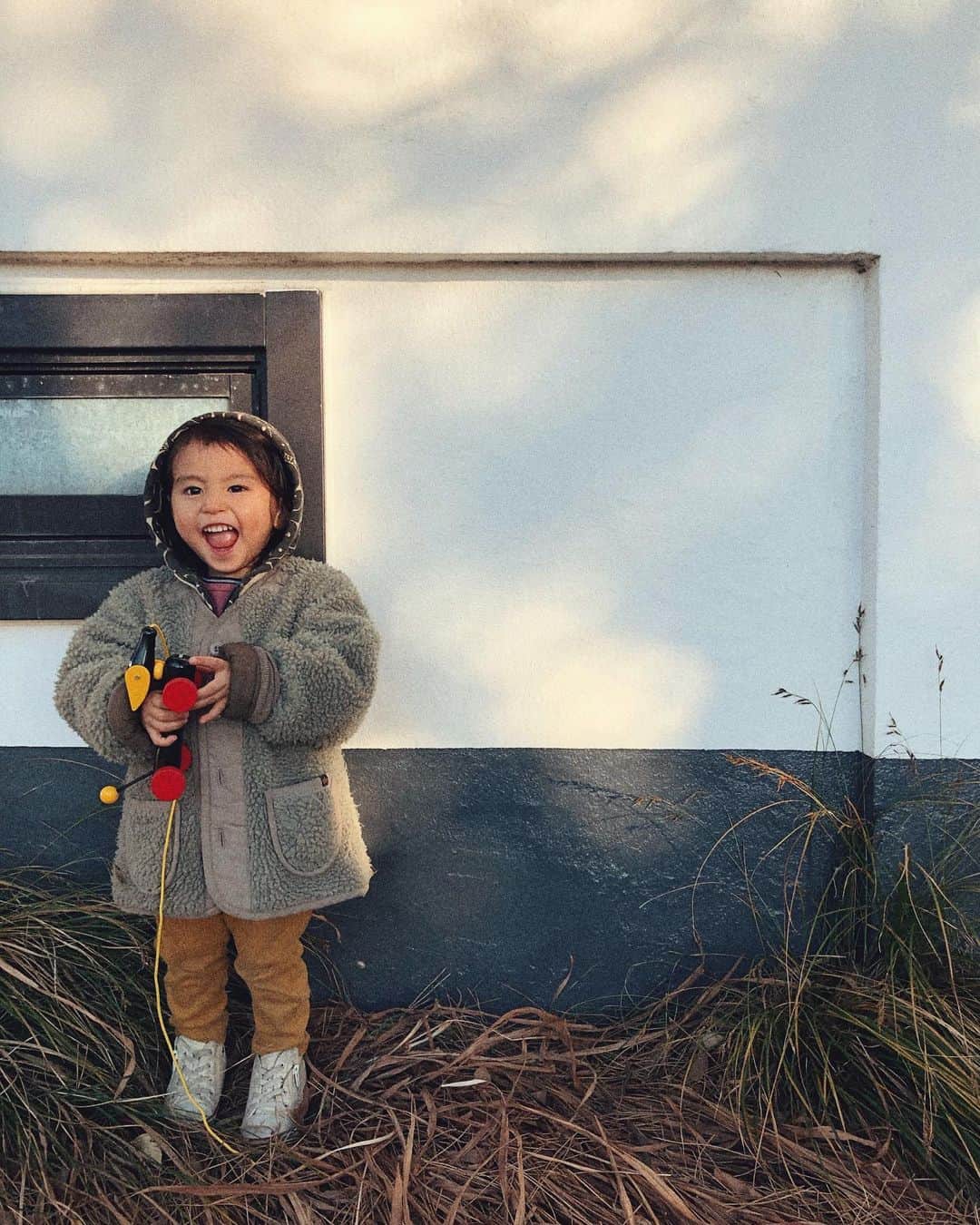 のインスタグラム：「近所のお寺までお散歩♡ 母:お散歩行こうかー？ しんしん:うん！行くー！ 少し歩くと..... しんしん:あっ！ワンワンも一緒に行くー！もどろー！ お家に戻る。ワンワンげっと。 母:ワンワンのお名前はなんて言うのー？ しんしん:○○ワンワン♡(○○は自分の苗字です🤪) ほんわか優しい時間でした♡ #赤ちゃんのいる生活 #男の子ママ #女の子ママ #子供のいる暮らし #zara #gap #スマイル #キッズコーデ #2歳 #男の子コーデ #uniqlo #uniqloginza #uniqlokids #alpha #ザラキッズ #ボアブルゾン」