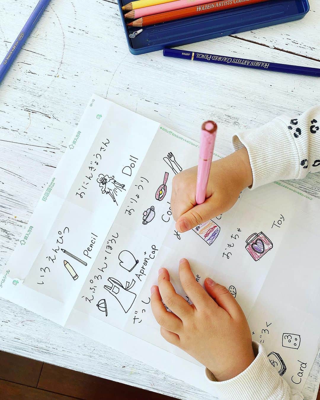廣瀬規子のインスタグラム：「学校がお休みだった今日は 娘との共同作業。 ・ シールに私が絵を描いて、娘に色を塗ってもらって、お片付けのラックに貼ってもらいました。 ・ とても楽しそうにやってくれましたが、、、さてはて、、、少しでもお片付けを楽しむ気持ちになってくれたら良いなぁ〜😌 ・ そして、そして、、 今日の夕焼けがとっても美しくって、しばし娘と、 お部屋の電気を消して見入っておりました😌夜を迎える前の素敵なギフト。癒されました✨ ・ #４歳 #４歳のお片付け #夕焼け #夕焼け朝焼け大好き #今日はやたらと眠い🥱 #おやすみなさい😴💤」