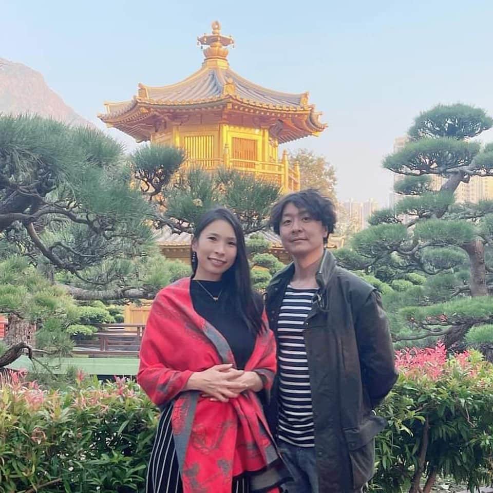 上野由美子のインスタグラム：「・﻿ 【生き残れるのは、時代の変化についていける人だけ！！】﻿ ﻿  ＼香港のリゾート地で生活中！／ ﻿ ﻿ 日本全国♡世界を飛び回る💕﻿ シンデレラ起業塾主宰✨﻿ 起業プロデューサーの上野由美子です 🤗﻿ ﻿ ﻿ ﻿ これからの時代を﻿ 生き残れるのは、﻿ 時代の変化についていける人✨﻿  ﻿  ﻿ 古いやり方にこだわっていれば良い、﻿ 過去の経験に沿って、判断をすれば良い﻿ そんな時代は終わっちゃいました。﻿  ﻿  ﻿  ﻿ だから、﻿ 誰の発言かも分からないような﻿ 曖昧な記憶や、﻿ ネットに転がっている情報を﻿ 頼りにして、﻿  ﻿  ﻿ 目の前の出来事に﻿ 〇×をつけてしまうのは、﻿ とってももったいない！！﻿  ﻿  ﻿ せっかくのチャンスを﻿ 逃しているかもしれません🤣﻿  ﻿  ﻿ 変化が早い時代だからこそ、﻿  ﻿ ・情報の感度を上げること﻿ ・良しあしを見抜くセンスを育てること﻿ ・行動をする勇気﻿ ・対応するスピード力﻿  ﻿ が求められています✨﻿  ﻿  ﻿ ﻿  ﻿  ﻿ もし、あなたが﻿ 今、力がなかったとしても﻿ 心配する必要はありません。﻿  ﻿  ﻿ 試しに選択をして、﻿ もし進む方向が違っていたら、﻿ 修正をすればいいだけ！﻿  ﻿  ﻿ 即断即決すること、﻿ そして、誰から情報を得るか、﻿ 誰と一緒にいるか、を﻿ 大切にしてみてくださーい！！💕﻿ ﻿ ﻿ それではまた〜💕﻿ ﻿ ﻿ *・。*゜・。・o゜・。*゜・。・o*゜・。*゜・。・﻿ ﻿ 夢を叶える【シンデレラ通信】では、﻿ 新しいプロジェクトの進捗や﻿ ブログにも書けないここだけの話をお届け予定です💓﻿ ﻿ ご登録で﻿ 「幸せなお金持ちになる✨魔法の習慣資料」﻿ プレゼント中❣️🎁﻿ ﻿ プロフィールのURLをタップしてね💕﻿ @yuminoko﻿ ﻿ *・。*゜・。・o゜・。*゜・。・o*゜・。*゜・。・﻿ ﻿ #ママ起業#ママ起業塾#集客#集客支援#副業#産休#香港生活#香港移住#海外生活#海外移住#ワーママ#アメブロ集客#シンデレラ起業塾#リモートワーク#SNS起業#時代の変化#即断即決」