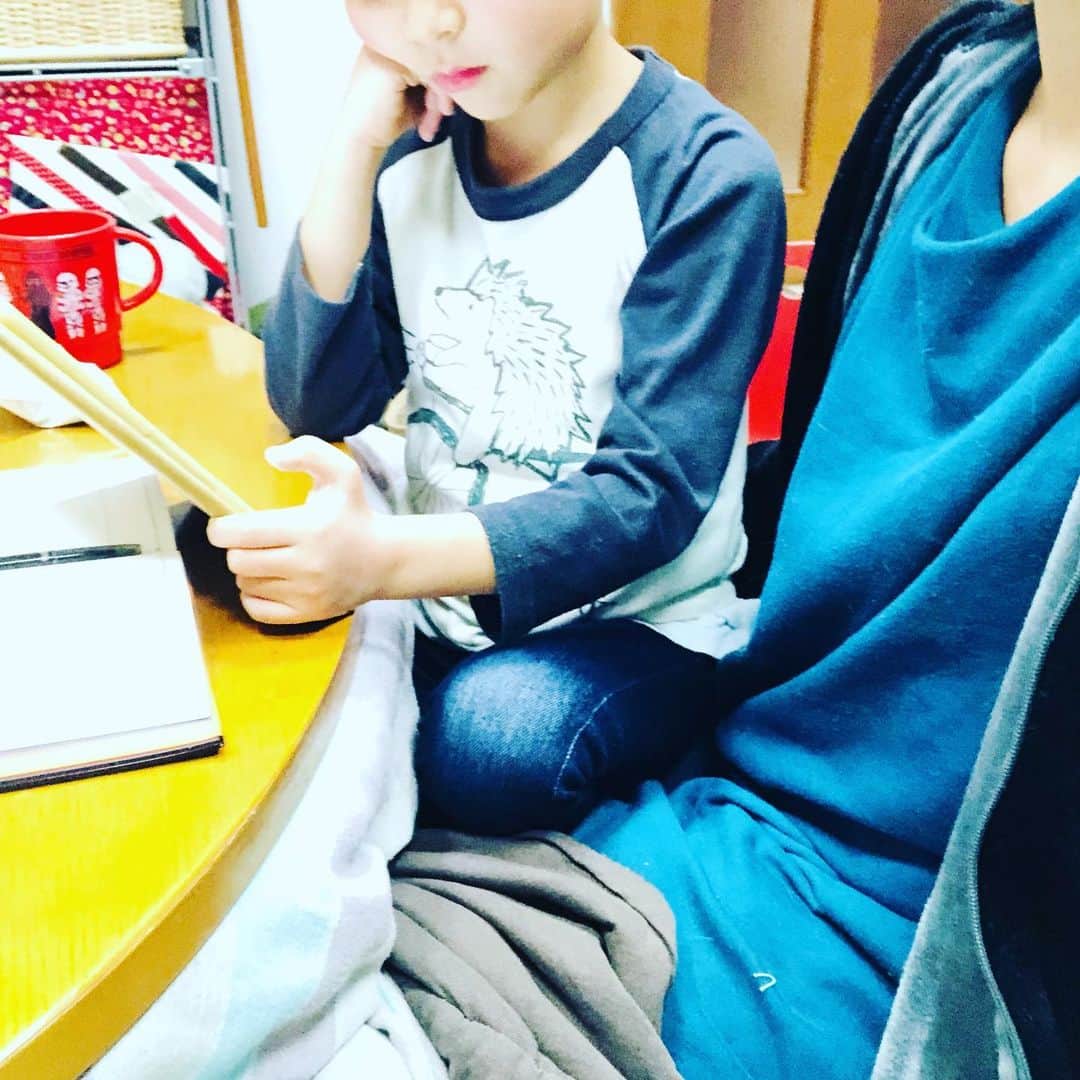 水谷さるころのインスタグラム：「本日の母の膝争奪戦。この後結局どっちも乗った。　＃6歳男児マイル　#おファルにゃん」
