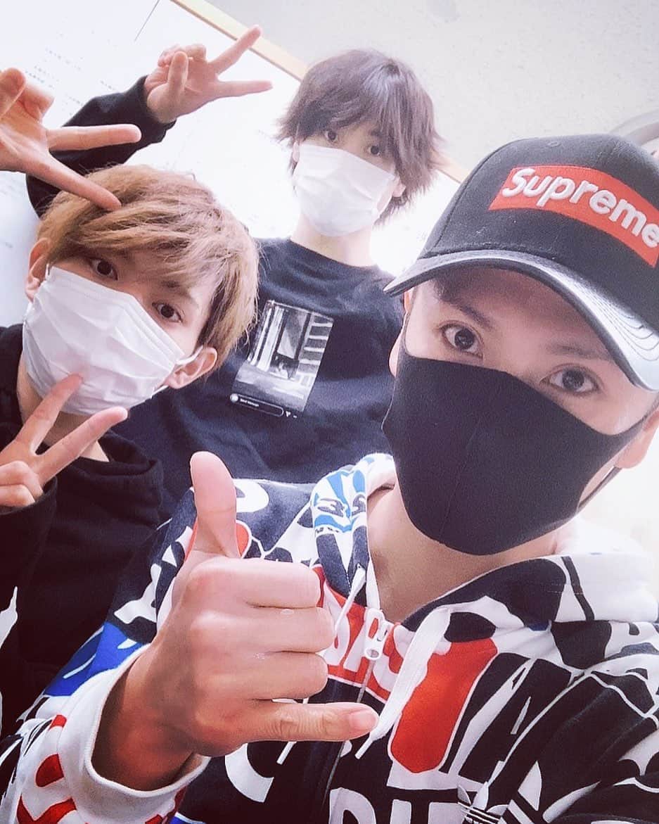 友常勇気のインスタグラム：「I'm done for today😁🎉 About ready to go tomorrow at performance(๑•̀ㅂ•́)و✧ We'll do our best('ﾛ'('ﾛ'('ﾛ' )!!! #勇者セイヤン #準備は整いました #いよいよ明日 #始まります 今、お芝居が出来る喜びを心に、 舞台を生き抜きます‼️‼️‼️ #友常勇気 #太田将熙 #川隅美慎」