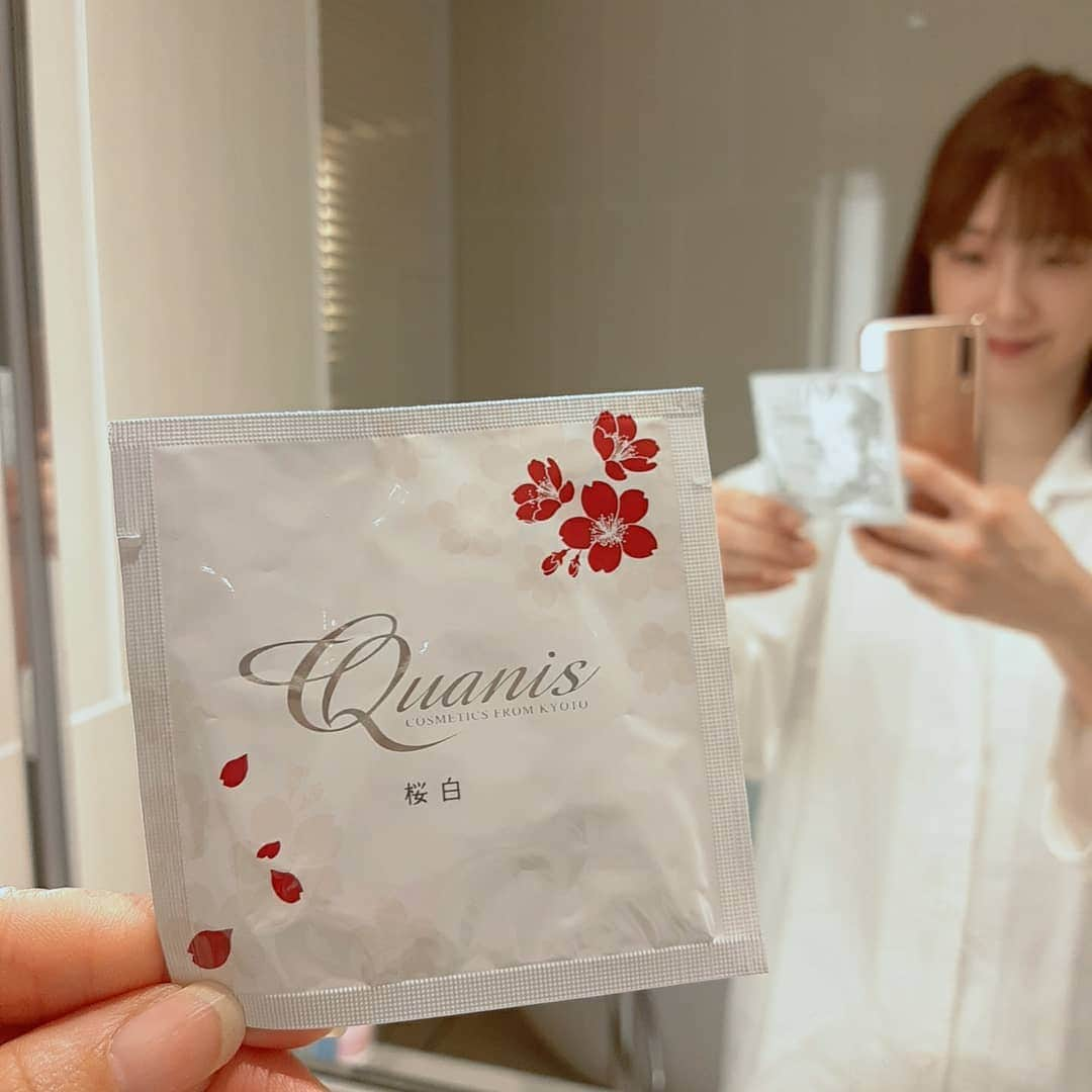 藤原宏美（ひろみん）さんのインスタグラム写真 - (藤原宏美（ひろみん）Instagram)「【シミ集中ケアの美白用マイクロニードル】  コスメディ製薬さんの クオニスシリーズには 随分お世話になっているけれど、  今回はシミやくすみへの美白ケア🌟  おやすみ前に 気になるところに貼って、 そのまま寝るだけ～と簡単😴  1枚のシートは小さいのに 約500本のマイクロニードルが！！  5～6時間で角質層まで ゆっくりじっくり浸透するみたい🎵  同メーカーの桜白エッセンスと一緒に使うと、より効果が実感できそう😊  色んな製品が出てくるから お手入れが楽しいな～😍  @quanis_official   #quanis #クオニス #桜白 #コスメディ製薬 #マイクロニードル #美白 #シミケア #くすみ #おこもり美容 #monipla #quanis_fan #藤原宏美 #美容 #美 #beauty #美肌ケア #スキンケア #skincare #集中ケア #部分ケア」1月20日 21時51分 - hiromint7