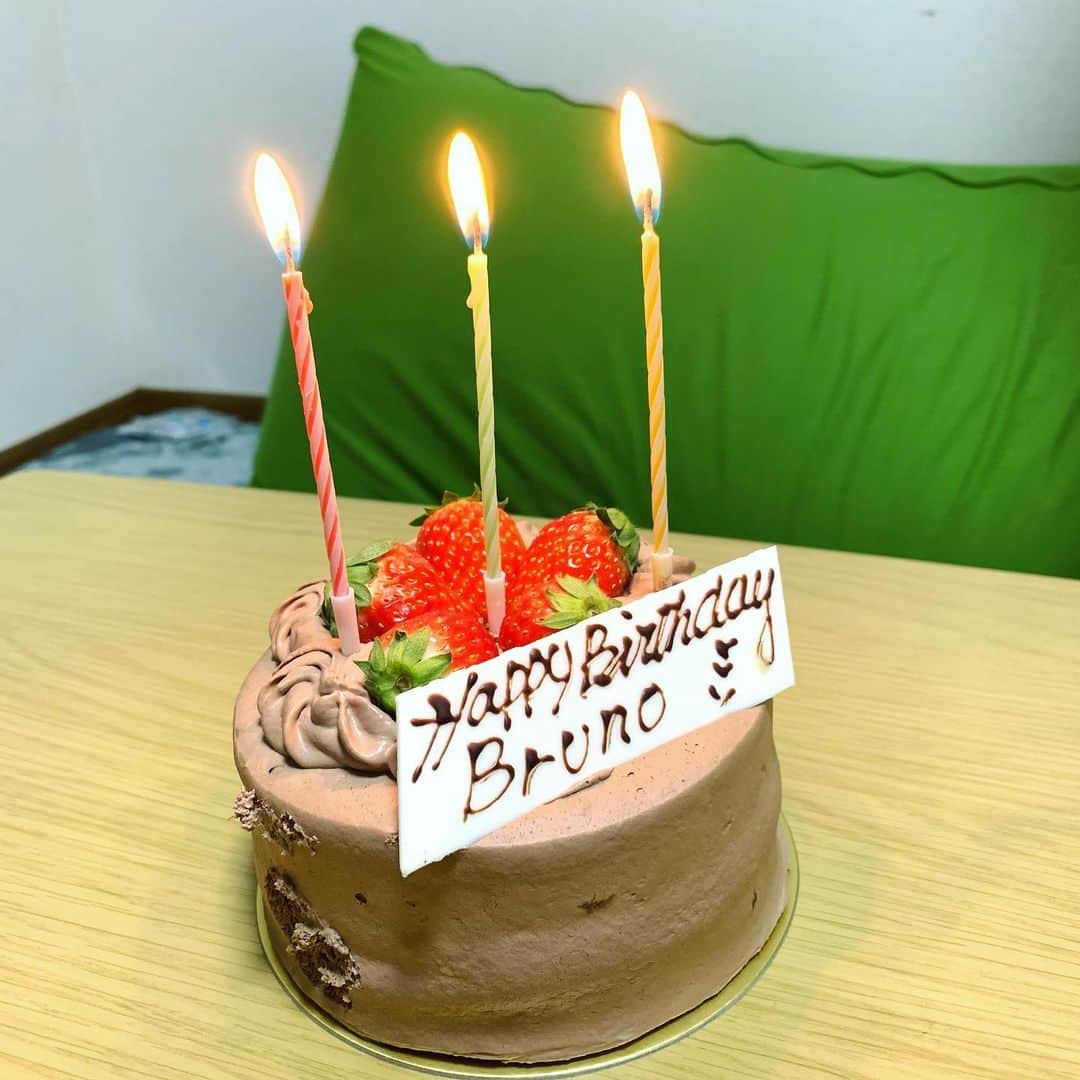 鈴木セルヒオのインスタグラム：「Festejando el cumpleaños de mi hermano😂👏👏 ボリビアにいる兄ちゃんの誕生日を祝う👨🏽‍⚕️🎉🎉  #チョコケーキ #30años」