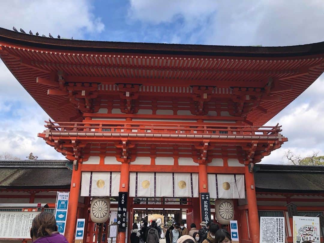 神王ＴＶのインスタグラム：「初詣は、毎年参拝している、京都の下鴨神社と上賀茂神社に行ってきました！　去年１年間の神恩感謝と、コロナの終息もご祈祷して頂きました（^^）/　コロナで移動が難しいですが落ち着いてきたら、今年は１００カ所参拝を目指します！！ ・ #京都 #下鴨神社 #上賀茂神社 #神社 #初詣 #神恩感謝 #Kyoto #Shrine」