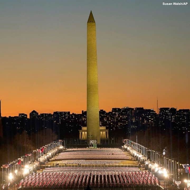 ABC Newsさんのインスタグラム写真 - (ABC NewsInstagram)「The sun rises over the National Mall, where a "Field of Flags" represents Americans who cannot attend Joe Biden's inauguration amid the COVID-19 pandemic. ⁠ ⁠ Read more at LINK IN BIO. #InaugurationDay #inauguration #joebiden #politics #covid19」1月20日 22時04分 - abcnews