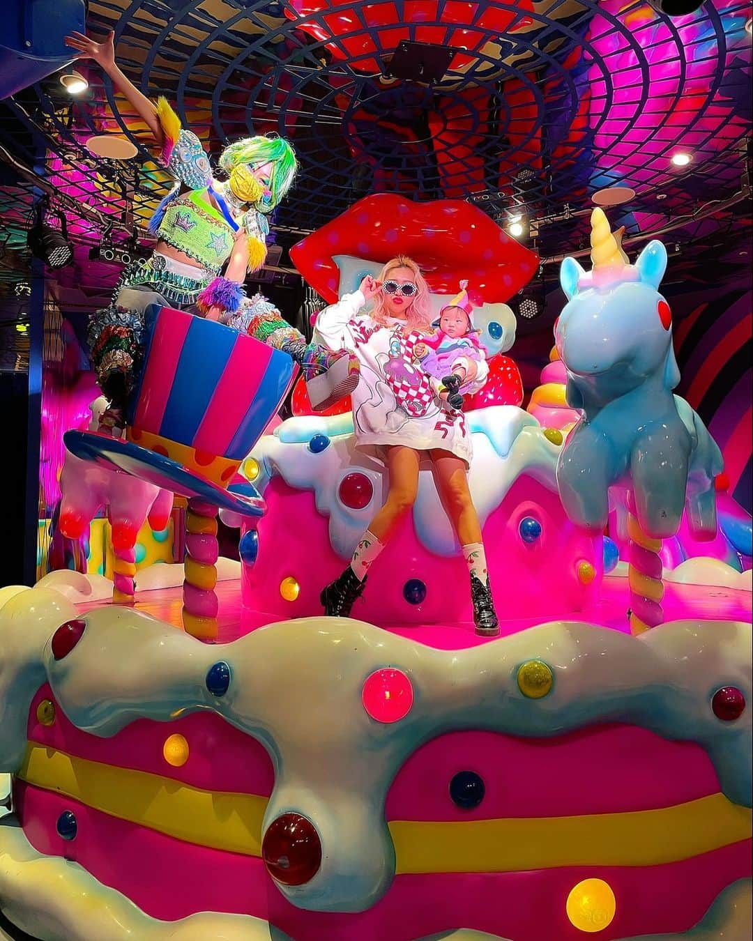 miniのインスタグラム：「@kawaiimonstercafe 🌈💓💜💚 今月で無くなっちゃうKAWAII MONSTER CAFEにどうしてもアリエル連れて行きたくて、行ってきたよ🧜🏽‍♀️💘💘 こんな可愛い空間がなくなっちゃうの本当寂しぃ😭 #kawaiimonstercafe #harajuku」