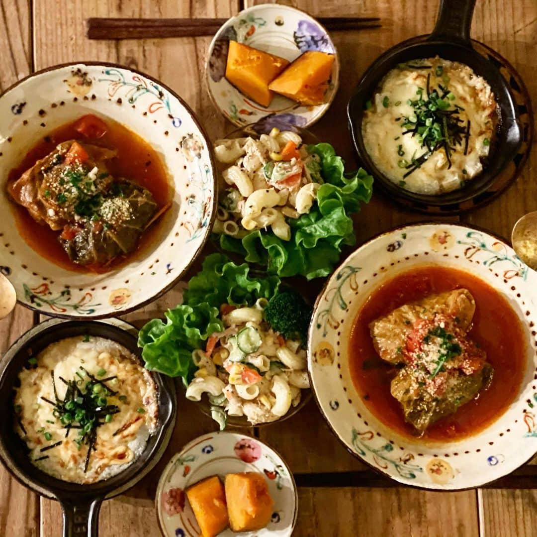 Atsukoのインスタグラム：「今日の晩ご飯  ロールキャベツ 長芋グラタン マカロニサラダ 南瓜煮  ロールキャベツは娘がコンソメ味ではなくトマトソースを好むので今回もトマトで😋  長芋のグラタンは、刻んだ長芋とすりおろした長芋をめんつゆとマヨネーズをふりかけチーズをのせて、レンチンからのオーブントースターで。 仕上げに海苔と青ネギのせたら出来上がり❤ 居酒屋レシピだけど、美味しいのでおすすめです😋😋」