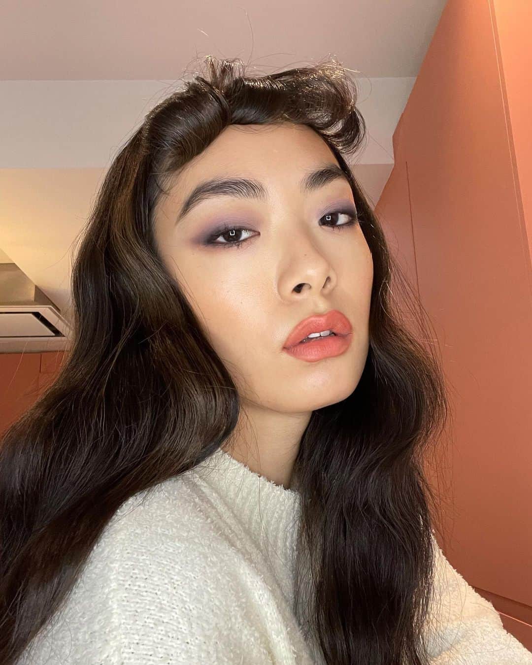 リナ・サワヤマのインスタグラム：「been doing lewks of the day cos I realised I hadn’t worn makeup in forever (unless it’s on a shoot) and it helps me get motivated for the day even if I’m not going anywhere !!!! What’s one thing ur doing to keep motivated and afloat during this time ??」