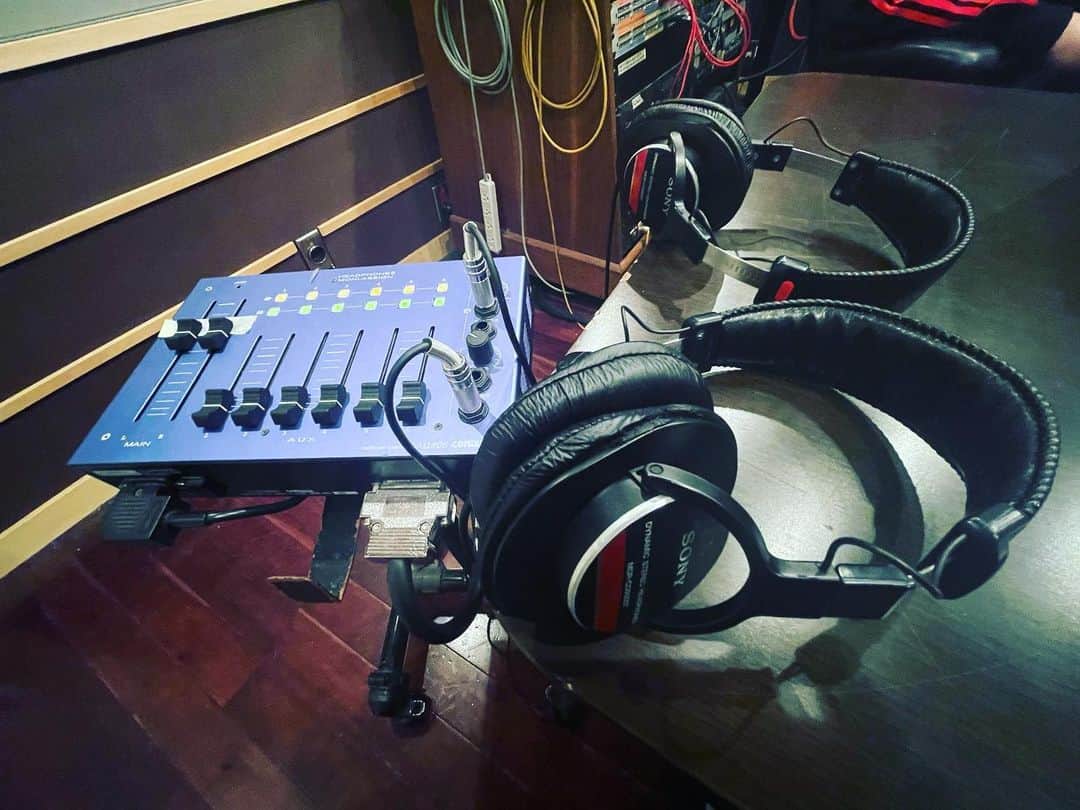 のインスタグラム：「作業を終えて帰ってきましたー。  次のシングル収録曲、どの曲も作曲者の個性が出ていてクレジット見なくても皆すぐ当てられると思います。笑 #ナイトメア #mix」