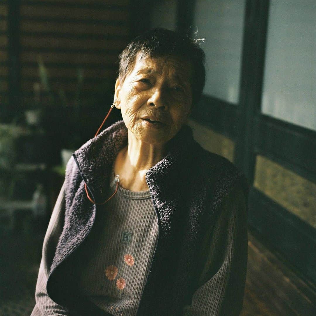 kazuyukikawaharaのインスタグラム：「補聴器を落としてなくしてしまった祖母は「もう2度と過ちは繰り返さない」と補聴器に真っ赤なストラップを付けていた。 ・  #hasselblad #film #filmphoto #filmphotography #filmcamera #instagramjapan #instagram #ハッセルブラッド#tokyocameraclub #igersjp #Pics_Film_ #shotonfilm #kodak #kodakportra400 #kodakfilm #lifewithkodak #kodakprofessional #madewithkodak  #inspiredwithhasselblad #grandmother #filmphotomag」