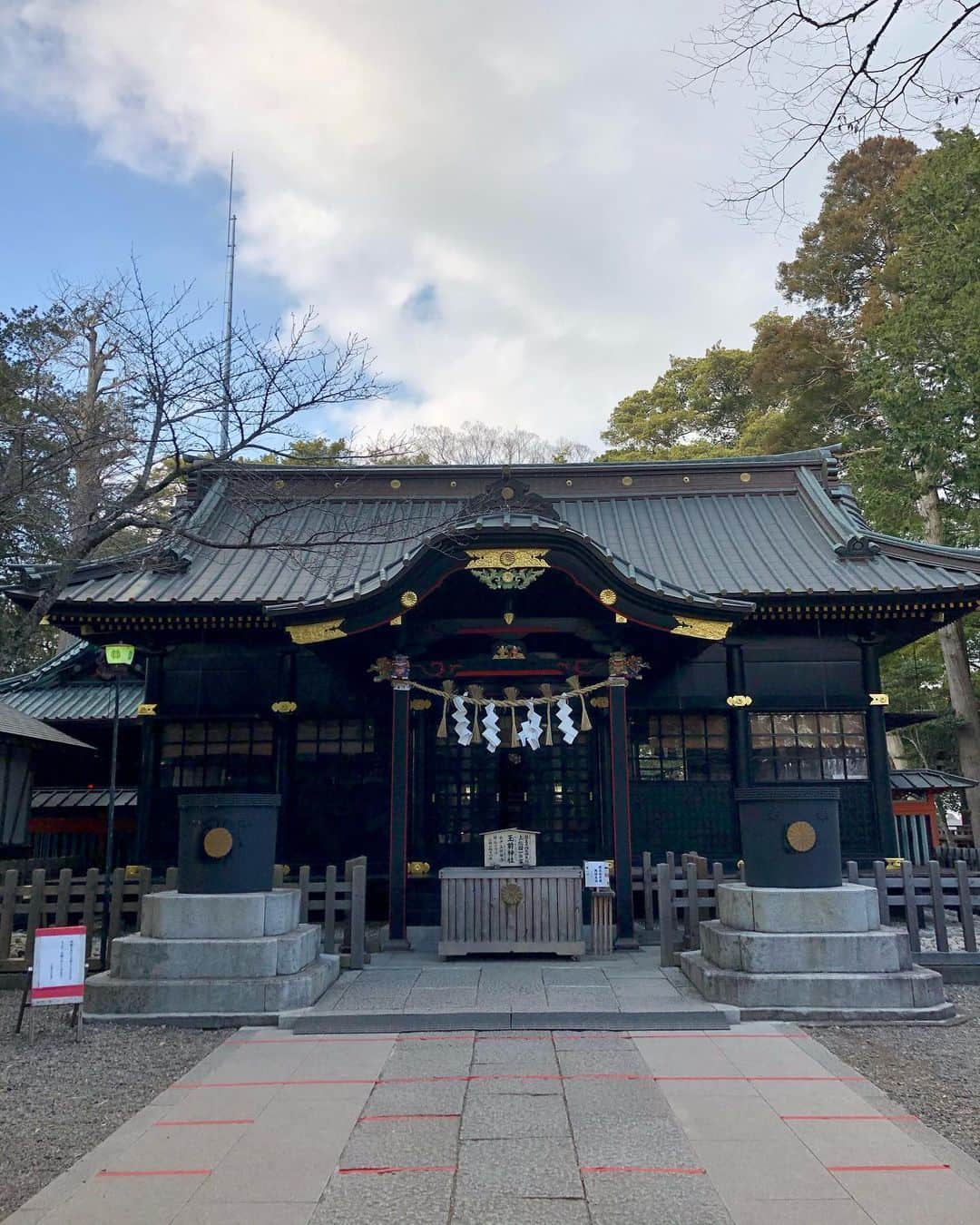 岡部亜紀のインスタグラム：「玉前神社⛩  #初詣 #参拝 #開運 #破魔矢 #鈴払い #神楽 #商売繁盛  #波乗守 #おみくじ #大吉」