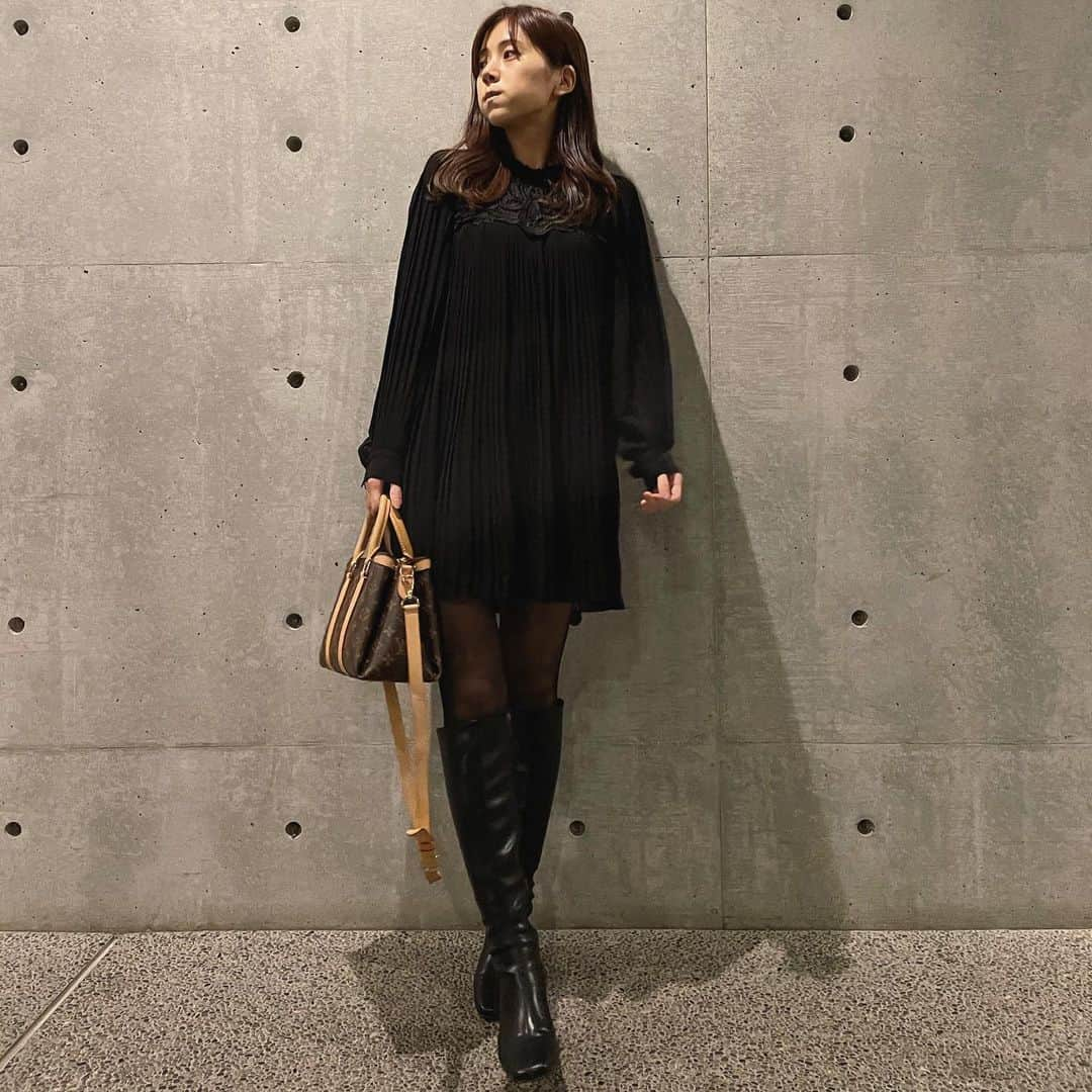 今井美桜さんのインスタグラム写真 - (今井美桜Instagram)「＊ いつかのディナーコーデ👗  色々着てるのに写真を撮る時 黒と同じバッグ多め😂  one-piece @zara  boots @lilyboutique_official  bag @louisvuitton」1月20日 22時06分 - mio_ima49