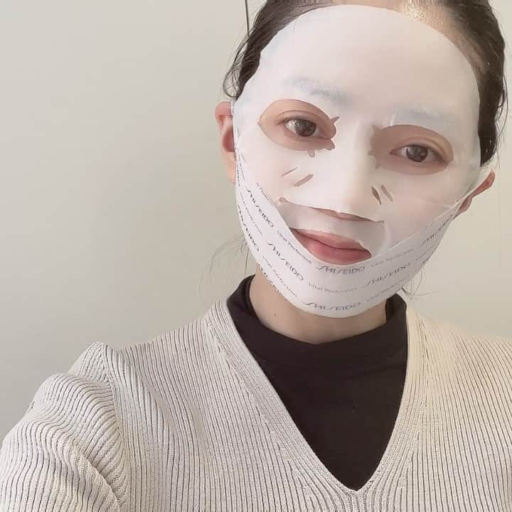 小西さやかのインスタグラム：「【口周りのゆるみをキュ！】 資生堂の2ステップになっているマスク！ 全顔用とその上に使う下半分のストレッチ性が高いシートマスクとのセット！マスク生活でゆるみきっている口周りをしっかり引き上げてくれます！ . マスクをしていると口角をあげることをサボってしまい顔まわりがゆるみきっちゃってます！😭 . 皆さんは、顔体操とか顔ヨガとか、マスク周りの顔のゆるみ対策してますか？ . #たるみ#たるみ改善 #たるみケア #たるみ解消 #たるみ予防 #フェイスライン#ゆるみ#顔のゆるみ#顔のたるみ#顔のたるみ改善 #顔のむくみ #シートマスク#マスク」