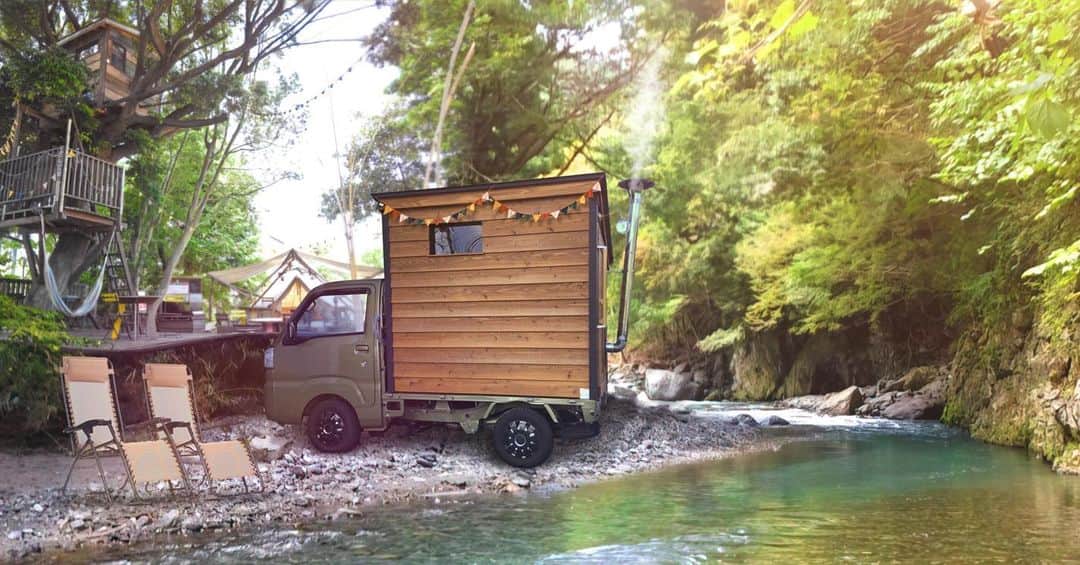 乾雅人のインスタグラム：「We produced"Sauna pickup truck" 仲間達と軽トラサウナを製作しました。 非常事態宣言発令中…なかなか好きなサウナに行けないという皆様、 「テントサウナが流行ってるけど面倒じゃない？」と訝しんでいる皆様、 ソロキャンプにサウナをトッピングしたい皆様、 お待たせしました。 どこでも気軽にサウナ、 軽トラサウナ 「K-SAUNA」製作・販売・レンタル・リースします。 僕らがお客様の指定場所へ搬入、薪を焚いてセッティング、終わったら回収するサービスもあります。 リクライニングチェア二脚、セルフロウリュセットも付いています。 お気軽にご家族、友人、恋人と「軽トラサウナ」を楽しんでください。 販売は車輌費込みで150万円〜となります。 ストーブ、内装、相談に応じます。」