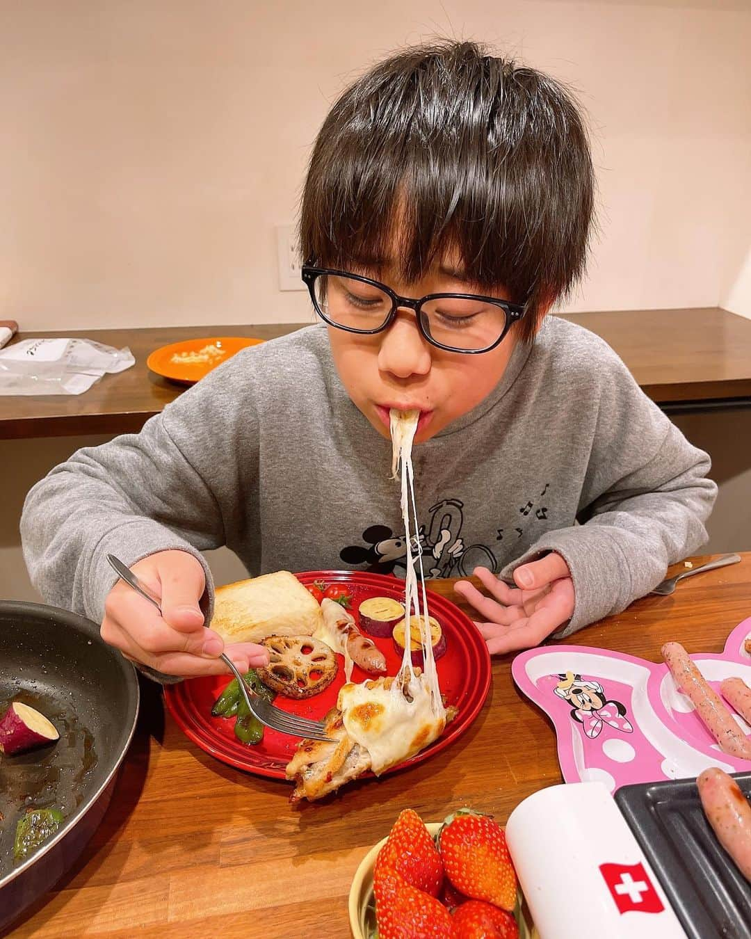 みきママさんのインスタグラム写真 - (みきママInstagram)「【ラクレットチーズ風晩御飯です！！】  ラクレットチーズはスイスのチーズで、熱して溶かして、お肉や野菜にかけて食べる料理です✨スイス大使館で初めて食べて感動してさ、お家で真似して作っていたんだけどね、お洒落な家電をいただいてね、やってみました〜👍  まず、チーズを下に入れて、上の段でウインナーを焼きます‼️  チーズが溶けたら鶏肉や野菜にチーズをのせます〜🤤🤤🤤  焼きチーズ、めちゃめちゃ美味し〜😭😭😭熱々のチーズを食べられるって幸せ〜😭😭😭  みんな「やべーうめー」ってさ。  杏ちゃん「楽しい〜😍😍😍」ってみんなにチーズ料理を用意してくれました✨ミニキッチンみたいで楽しいね🙆‍♀️  やばい、食べすぎた〜🤣🤣🤣  #みきママ　#ラクレットチーズ  風　#スイス　#家電　#たべすぎ」1月20日 22時11分 - mikimama_official