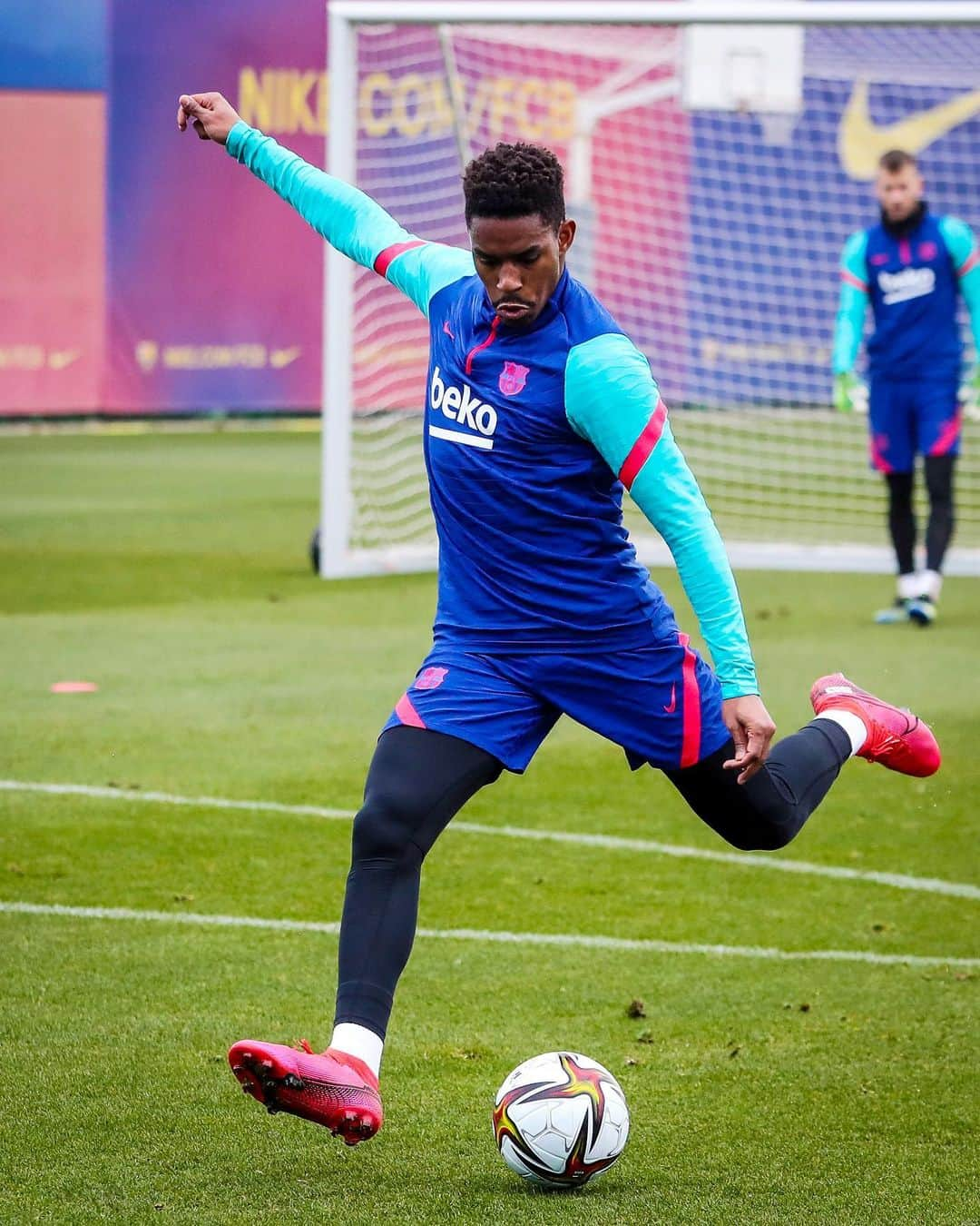 FCバルセロナさんのインスタグラム写真 - (FCバルセロナInstagram)「✅ Wednesday training 🔋 🔜 #CornellàBarça ⚽️」1月20日 22時22分 - fcbarcelona