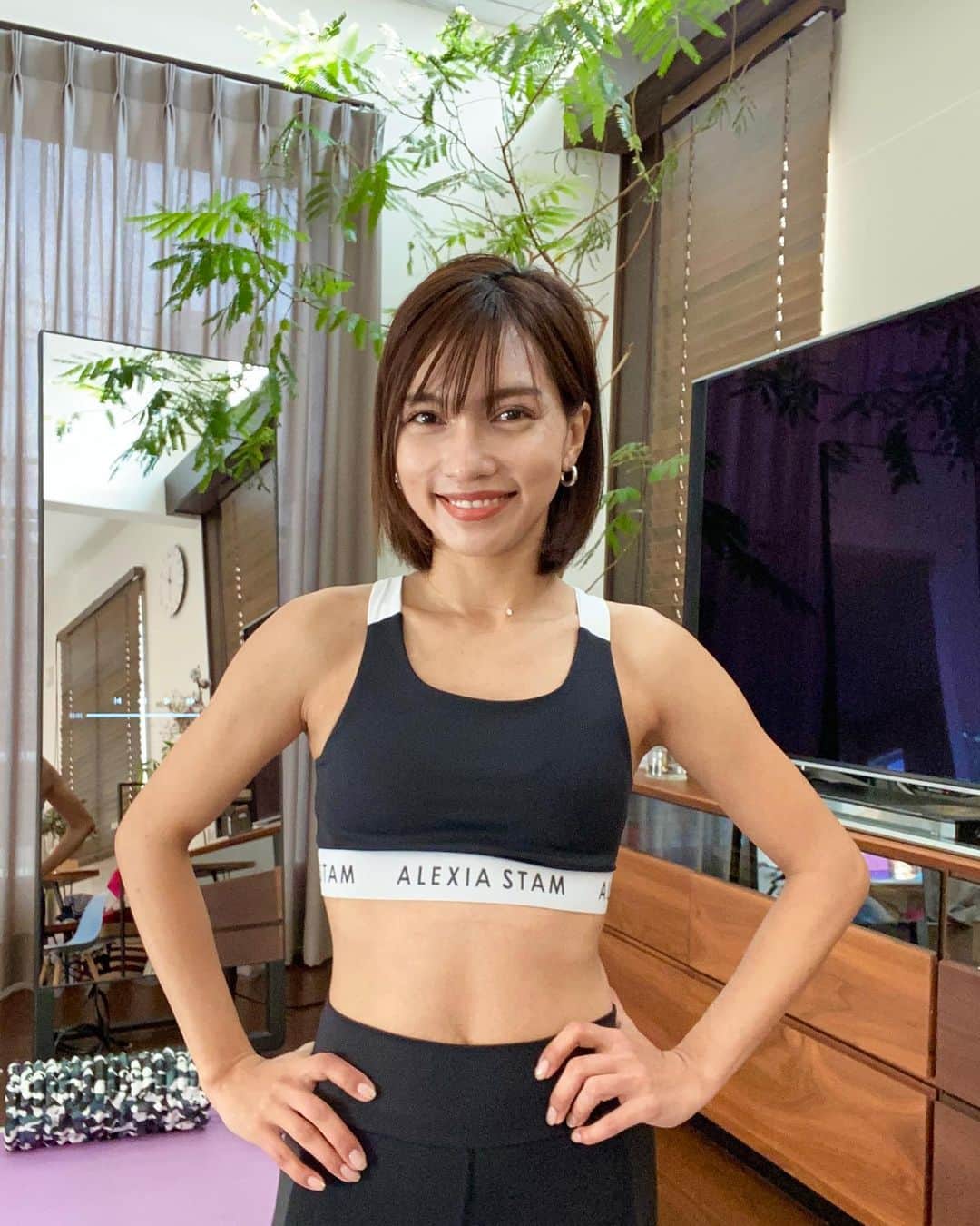 黒宮ニイナのインスタグラム：「最近お気に入りの @alexiastam_official のウェアが可愛すぎてsaleでセット買い💓 グレーも持っているんですが、形も着心地もよくて黒も追加しました😆  ジムにもなかなか行けないので、おうちトレーニングのモチベーションを上げるためにどんどんウェアが増えてきました😅これバックスタイルも可愛い🤍  私の後姿がなんとも逞しすぎる🤣 縦の腹筋が消えてきたので、またがんばって縦割れ腹筋目指して頑張ります💪🔥　  ひとつ前のトレーニング動画が人気😆 重力に負けないようにヒップも引き締めて行きたいところ🍑  #おうちトレーニング #宅トレ #ワークアウト #workout #training #トレーニングママ #トレーニング女子 #トレーニングウェア #ヨガウェア #alexiastam #ママ #2児ママ #2人育児 #男の子ママ #女の子ママ #兄妹ママ #ママライフ #mama #2kidsmom #mamalife」