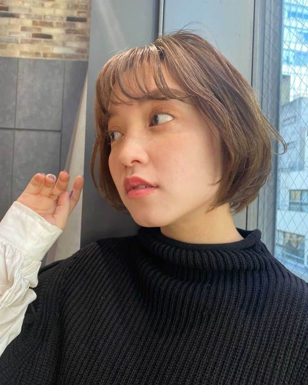 大塚りりあさんのインスタグラム写真 - (大塚りりあInstagram)「とてもいい感じのショートボブ 自分の中ではもうボブ満足度100%いった  そろそろショートに切りたいねぇ💭💭💭  ﻿ ﻿ ﻿ ﻿ ﻿ ﻿ ﻿ ﻿ ﻿ ﻿あ。 この写真の服私服なんだけどね この間 @rogerandraw の展示会行った時に購入したものなの~ 届いて即着たかわわ🥰﻿ ﻿ ﻿ #撮影﻿ #サロモ﻿ #サロンモデル﻿ #salonmodel﻿ #freemodel﻿ #model﻿ #makeup﻿ #被写体﻿ #自然体﻿ #アンニュイ﻿ #ショートヘア﻿ #shorthair﻿ #ショートボブ﻿ #ボブ﻿ #1月﻿ #撮影依頼﻿」1月20日 22時15分 - riria_ohtsuka