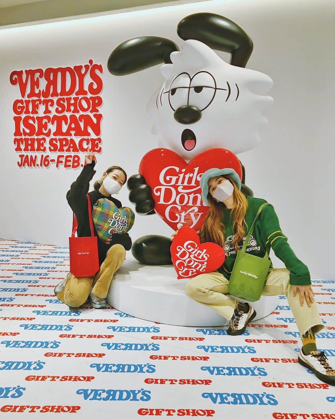 Tattyのインスタグラム：「❤️❤️❤️❤️❤️❤️❤️ "VERDY'S GIFT SHOP" at @isetan_the_space   UlalaのブランドのSEE YOU YESTERDAY とVERDYさんのGirl's Don't CryがコラボしたバッグをMarinaとゲットしてきた🥺🙏❤️  どのカラーも可愛くて迷いに迷って 私はグリーンにした💚 友達のブランドのバッグが伊勢丹のショーウィンドウに並んでいるのを見て感動しながら記念撮影🤤  本当におめでとう @ulalagirl 🤞😚❤️  @verdy  @isetan_the_space  @ulalagirl   可愛い空間、アイテム、ハッピーをありがとう🌹  期間は1/16(土)〜2/17(水)まで🧚‍♀️ SHOP詳細などは @isetan_the_space へ飛んで チェックしてください😉  #SEEYOUYESTERDAY2017  #GirlsDontCry  #verdy #bag #isetan #isetanshinjuku」