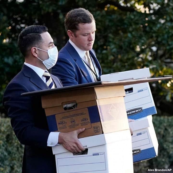 ABC Newsさんのインスタグラム写真 - (ABC NewsInstagram)「White House staffers carry boxes to Marine One as Pres. Trump prepares to depart Washington, D.C. #donaldtrump #whitehouse #inauguration #joebiden #InaugurationDay⁠ ⁠ Read all the latest headlines from this momentous day at LINK IN BIO.」1月20日 22時30分 - abcnews