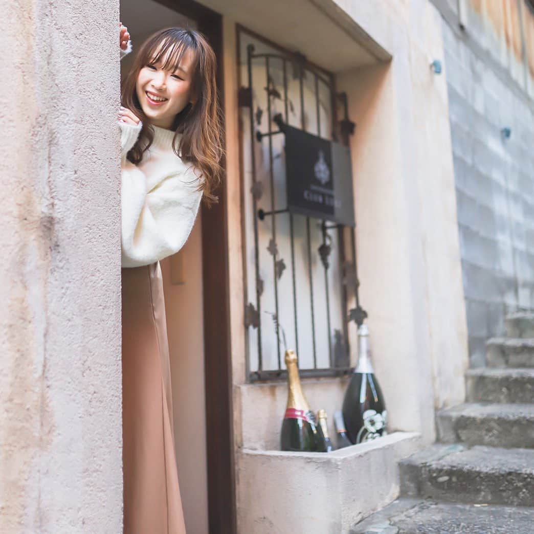 のインスタグラム：「. こんばんわ🌙 ひょっこりはん👀💓  ここは左側の右側で全然景色が違う場所✨  スカートが壁と一体化してる🤣🤣  影者📸 @sugi_photo122  .  #撮影モデル #ヘアセット #美容院 #ファッションショー #被写体モデル #サロンモデル希望 #サロンモデル #サロンモデル募集中 #関東サロンモデル #関東サロモ #サロモ #撮影モデル #撮影依頼募集中  #fff #lfl #インフルエンサー  #model #お洒落さんと繋がりたい #followｍe #instagood #fashion #カメラ好きな人と繋がりたい #ポートレート撮影 #メイク好きな人と繋がりたい #一重 #ポートレート #ポートレート撮影 #ポートレート好きな人と繋がりたい #脚スタグラム」