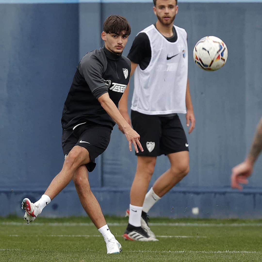 マラガCFさんのインスタグラム写真 - (マラガCFInstagram)「💙 ¡¡CAN-TE-RA!! 🤍  🆕 @miguedelaosa01 (portero del #ATMalagueño) 🆕 Andrés (defensa central del #JuvenilDH) 🆕 Juanlu Lanzat (lateral zurdo del #JuvenilDH)  #Entrenamiento #LaAcademiaMCF」1月20日 22時24分 - malagacf