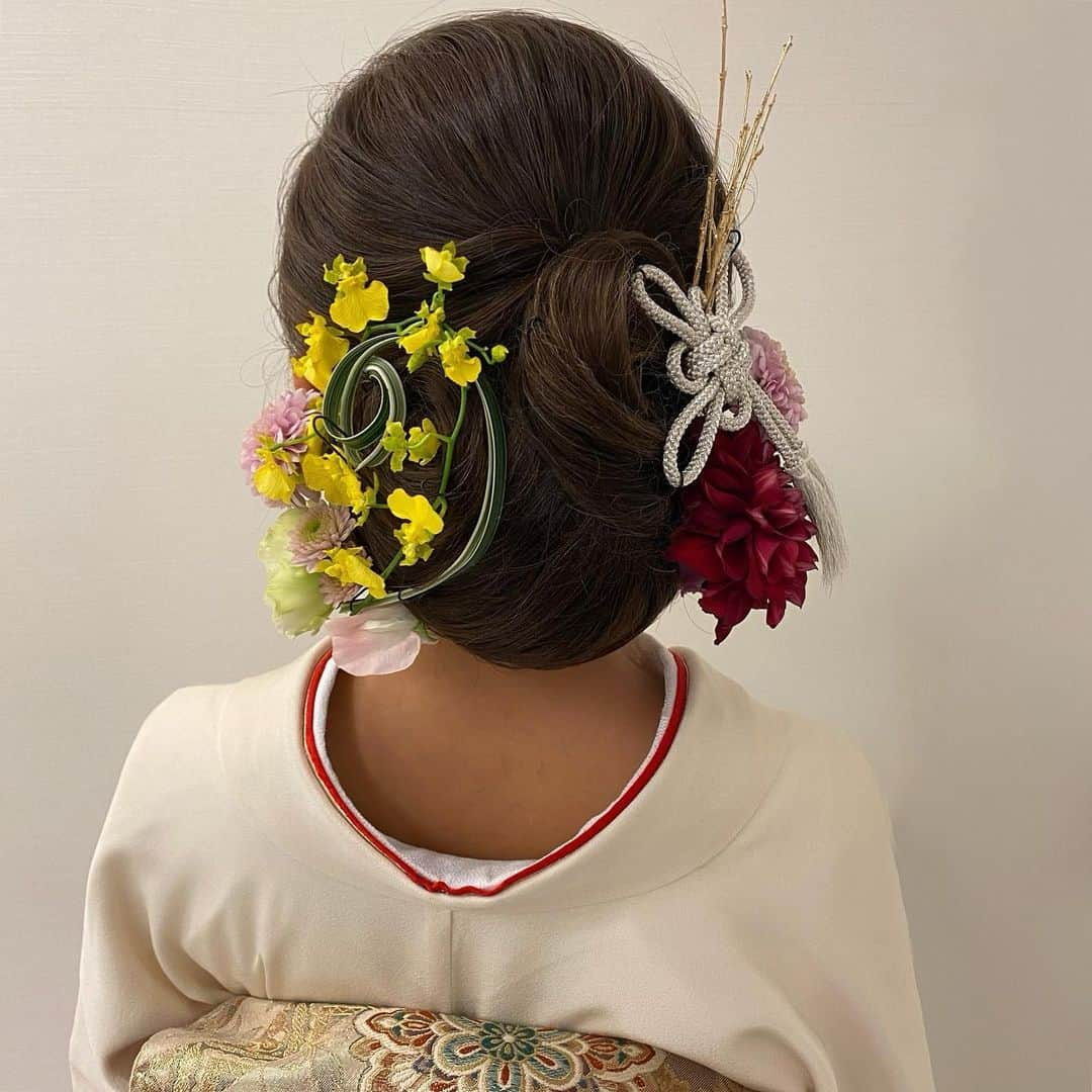 Tomoyo Kitamuraさんのインスタグラム写真 - (Tomoyo KitamuraInstagram)「先日のお客様♡ きれいめ和装シニヨンにも生花を  #ヘアメイク #ヘアセット #ヘアアレンジ #ヘアスタイル #銀座#美容師 #ウェディング#ウェディングヘア #ブライダル#ブライダルヘア #結婚式#プレ花嫁#花嫁#前撮り#着物#浴衣 #シニヨン#ダウン#夜会巻き #ヘアメイクリハーサル #bride#bridehair#bridal#updo#upstyle」1月20日 22時26分 - tmy_o3.pugmi