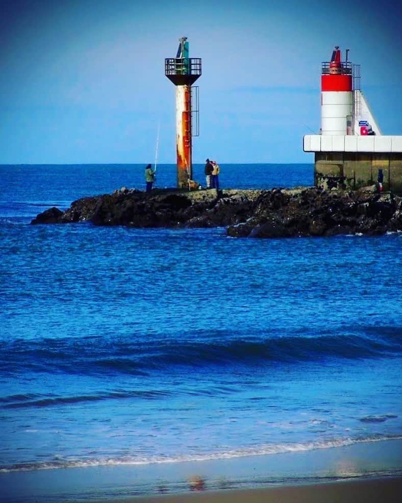 羽原信義さんのインスタグラム写真 - (羽原信義Instagram)「2016年に訪れたフランス西海岸カップブルトン。 古い灯台と新しい灯台が並んでいました。先輩と後輩…なんか微笑んでしまう光景です。」1月20日 22時38分 - nobuyoshi_habara