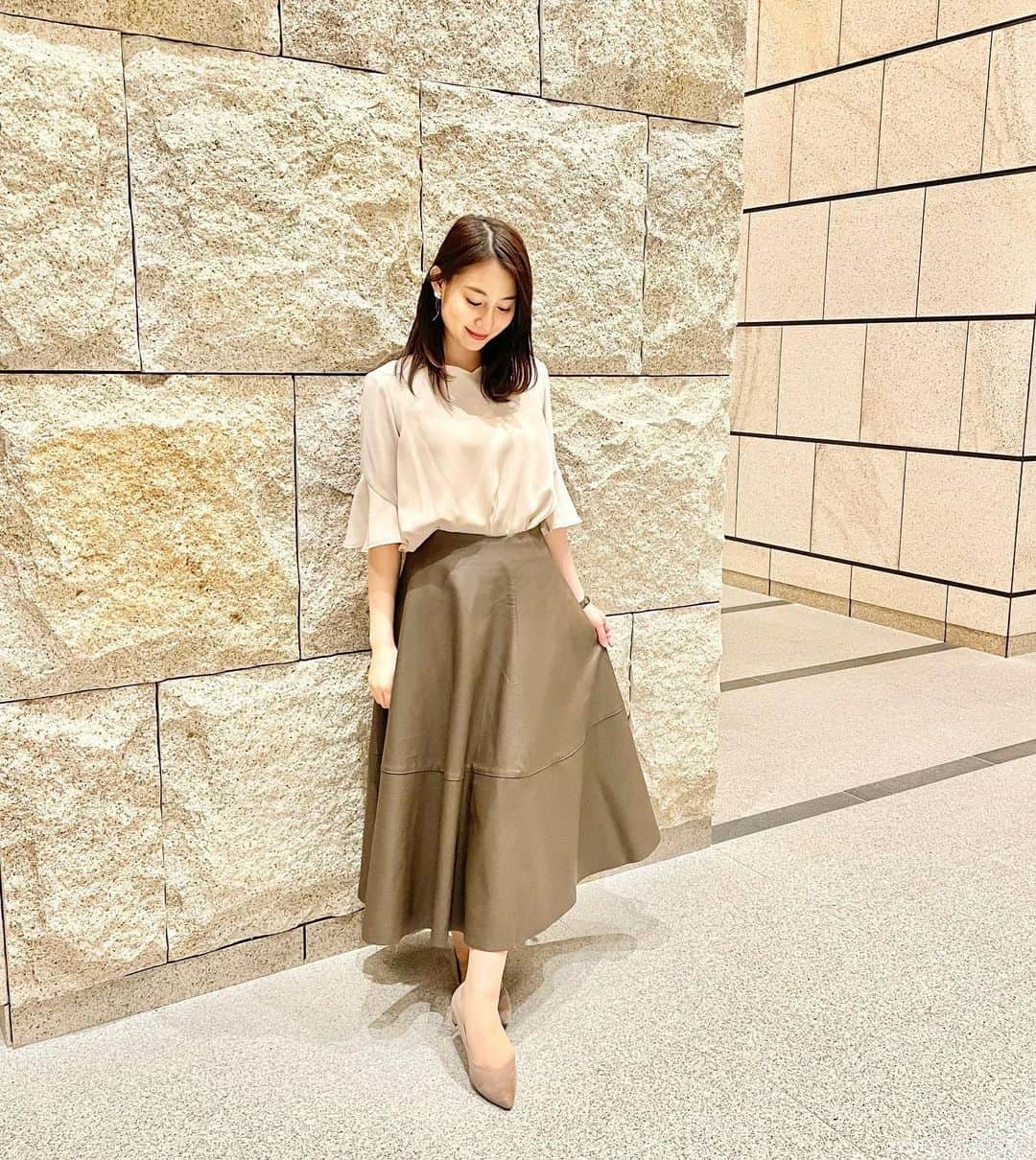 下田奈奈さんのインスタグラム写真 - (下田奈奈Instagram)「*﻿ レザースカートの綺麗めコーデ🤎﻿ ﻿ ﻿ ◽️tops﻿  @sophila_brand  #sophila ﻿ ﻿ ◽️skirt﻿ @birthdaybashshop  #birthdaybashshop #バースデーバッシュ  ﻿ ◽️shoes @piche_abahouse_official  #picheabahouse  ﻿ 　﻿ ﻿レザーは合わせるのが苦手であまり選ばないのですが﻿ 流行りのレザースカートが着たくてブラウンに挑戦🧸﻿ ﻿ 長めのフレアスカートで色味も優しいので﻿ 綺麗めに着られてとっても使いやすいです🐻﻿  レザー初心者には嬉しい💪😤 ﻿ ﻿ ﻿ ﻿ #japanesegirl #japanesefashion #japanese #fashion #コーディネート #cordinate #冬コーディネート #冬コーデ #グレージュコーデ #ootd #instafashion #綺麗めコーデ #フェミニンコーデ #ブラウスコーデ #オフィスカジュアル #オフィスコーデ #シンプルコーデ #レザースカート #レザーフレアスカート #ブラウンレザー #バースデーバッシュコーデ #ベージュコーデ #ブラウンコーデ #olファッション #お仕事コーデ」1月20日 22時33分 - shimodanana