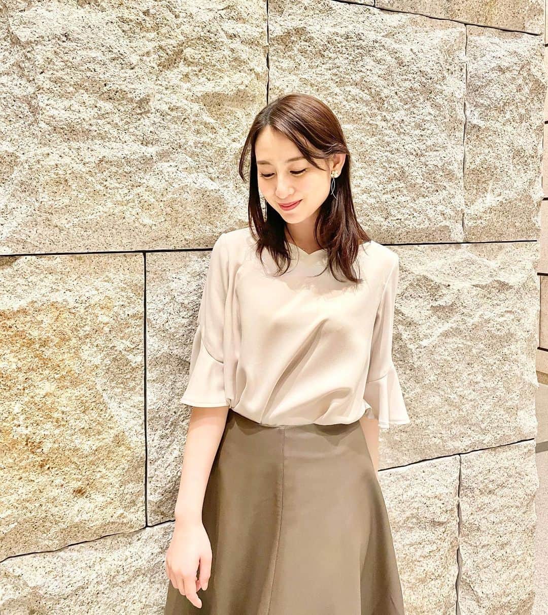 下田奈奈さんのインスタグラム写真 - (下田奈奈Instagram)「*﻿ レザースカートの綺麗めコーデ🤎﻿ ﻿ ﻿ ◽️tops﻿  @sophila_brand  #sophila ﻿ ﻿ ◽️skirt﻿ @birthdaybashshop  #birthdaybashshop #バースデーバッシュ  ﻿ ◽️shoes @piche_abahouse_official  #picheabahouse  ﻿ 　﻿ ﻿レザーは合わせるのが苦手であまり選ばないのですが﻿ 流行りのレザースカートが着たくてブラウンに挑戦🧸﻿ ﻿ 長めのフレアスカートで色味も優しいので﻿ 綺麗めに着られてとっても使いやすいです🐻﻿  レザー初心者には嬉しい💪😤 ﻿ ﻿ ﻿ ﻿ #japanesegirl #japanesefashion #japanese #fashion #コーディネート #cordinate #冬コーディネート #冬コーデ #グレージュコーデ #ootd #instafashion #綺麗めコーデ #フェミニンコーデ #ブラウスコーデ #オフィスカジュアル #オフィスコーデ #シンプルコーデ #レザースカート #レザーフレアスカート #ブラウンレザー #バースデーバッシュコーデ #ベージュコーデ #ブラウンコーデ #olファッション #お仕事コーデ」1月20日 22時33分 - shimodanana