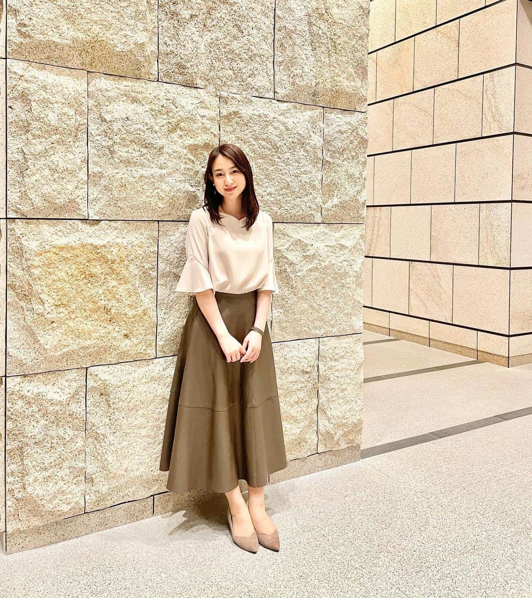 下田奈奈さんのインスタグラム写真 - (下田奈奈Instagram)「*﻿ レザースカートの綺麗めコーデ🤎﻿ ﻿ ﻿ ◽️tops﻿  @sophila_brand  #sophila ﻿ ﻿ ◽️skirt﻿ @birthdaybashshop  #birthdaybashshop #バースデーバッシュ  ﻿ ◽️shoes @piche_abahouse_official  #picheabahouse  ﻿ 　﻿ ﻿レザーは合わせるのが苦手であまり選ばないのですが﻿ 流行りのレザースカートが着たくてブラウンに挑戦🧸﻿ ﻿ 長めのフレアスカートで色味も優しいので﻿ 綺麗めに着られてとっても使いやすいです🐻﻿  レザー初心者には嬉しい💪😤 ﻿ ﻿ ﻿ ﻿ #japanesegirl #japanesefashion #japanese #fashion #コーディネート #cordinate #冬コーディネート #冬コーデ #グレージュコーデ #ootd #instafashion #綺麗めコーデ #フェミニンコーデ #ブラウスコーデ #オフィスカジュアル #オフィスコーデ #シンプルコーデ #レザースカート #レザーフレアスカート #ブラウンレザー #バースデーバッシュコーデ #ベージュコーデ #ブラウンコーデ #olファッション #お仕事コーデ」1月20日 22時33分 - shimodanana