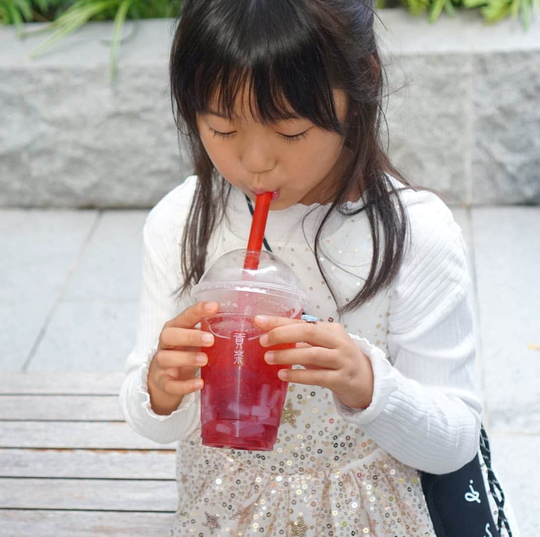 岩上陽子のインスタグラム：「ゴンチャのタピオカではなく、 ナタデココトッピングにハマる🥥* * 小学生と幼児も学割がきくのよ👧🏻👦🏻* * #貢茶  #gongcha  #🥤 * * *  #スイーツ女子#カフェ巡り#カフェスタグラム#小学生女子#キッズドレス#エイチアンドエム#エイチアンドエムキッズ#スイーツ女子#カフェ巡り東京#いちねんせい#小学一年生女子#ナタデココ#タピオカミルクティー#７歳女の子 #7歳女の子 #アニエスベー#アニエスベーバッグ#キッズコーディネート#アラフォーママ」