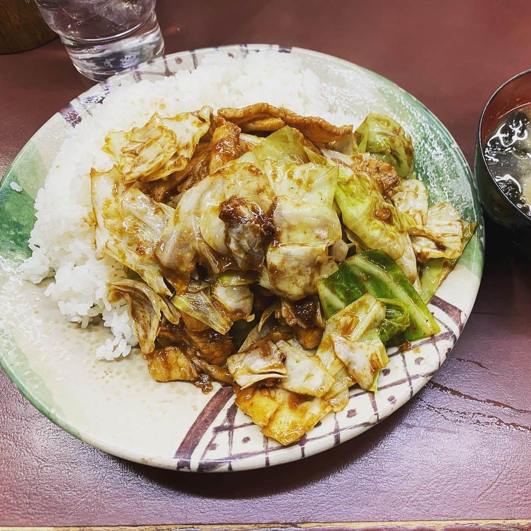 リョウマエダさんのインスタグラム写真 - (リョウマエダInstagram)「カレーの如くご飯にかけられた回鍋肉。 油が抑えられていてご飯がビチャビチャになることもなく、ボリュームも🙆‍♂️ #グルメ#ランチ#回鍋肉#ホイコーロー#飯田橋#えぞ松#中華#野菜炒めより安いんかい」1月20日 22時35分 - itagram0807